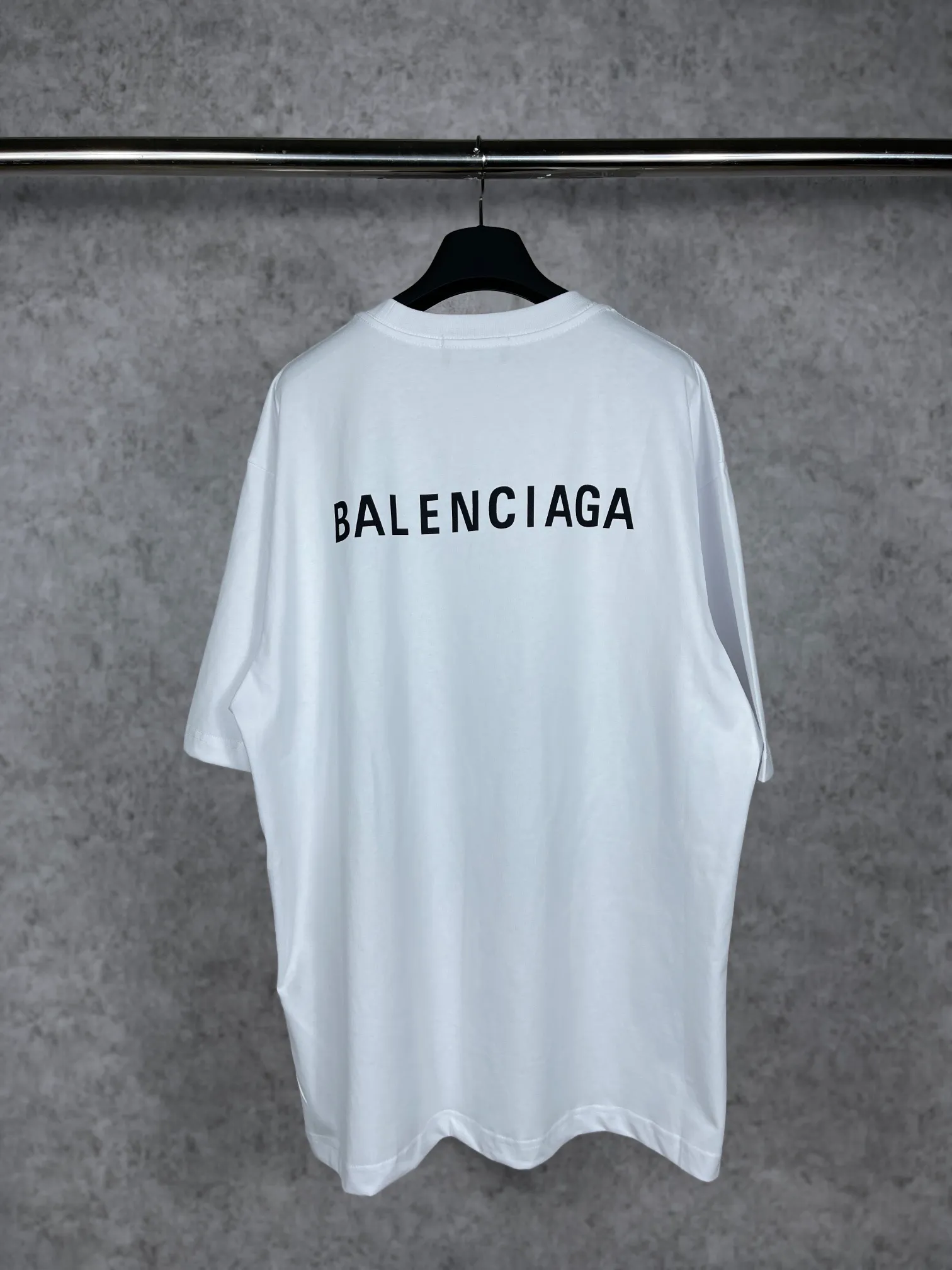 🅿️166 real photos [Top version. Official website quality] BALENCI*GA/Paris#Classic style. Classic letter printed short-sleeved T-shirt on the front and back #brick cabinet synchronization.                       The fabric is made of Paris ZP custom-woven and dyed cotton double yarn, weighing 260 grams. The cloth surface is clean. The cloth pattern is clear, soft and comfortable. The threads are dyed with no color difference. The classic pattern is printed with environmentally friendly imported materials, precision printing screen, the letters are clear, the effect is three-dimensional, and the brick cabinet is restored. The version adopts OS loose shoulder style. Same style for men and women. Coding: BL223022 Color: black, beige, white, blue, floral gray, beige. Size: XS to L