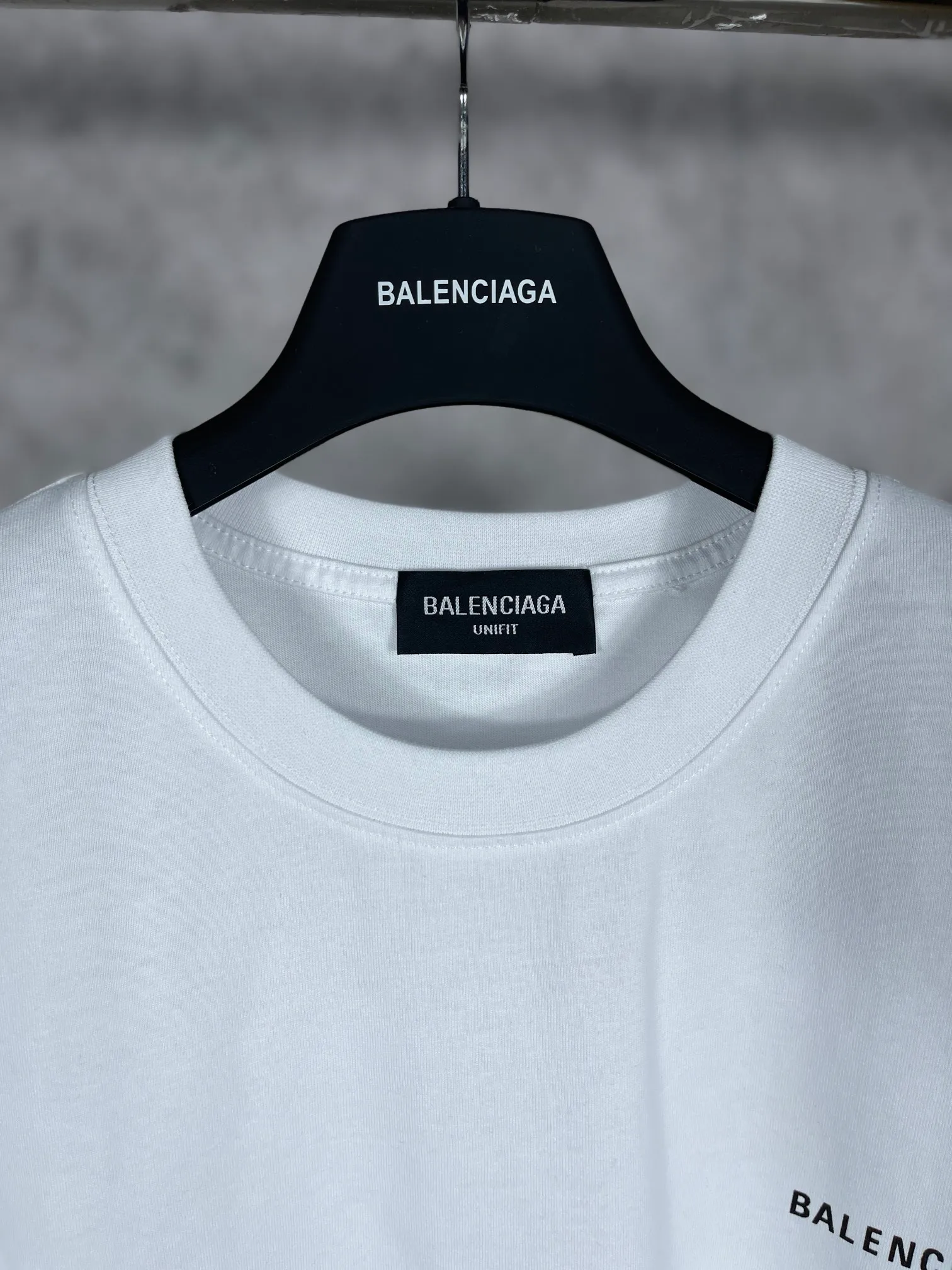 🅿️166 real photos [Top version. Official website quality] BALENCI*GA/Paris#Classic style. Classic letter printed short-sleeved T-shirt on the front and back #brick cabinet synchronization.                       The fabric is made of Paris ZP custom-woven and dyed cotton double yarn, weighing 260 grams. The cloth surface is clean. The cloth pattern is clear, soft and comfortable. The threads are dyed with no color difference. The classic pattern is printed with environmentally friendly imported materials, precision printing screen, the letters are clear, the effect is three-dimensional, and the brick cabinet is restored. The version adopts OS loose shoulder style. Same style for men and women. Coding: BL223022 Color: black, beige, white, blue, floral gray, beige. Size: XS to L