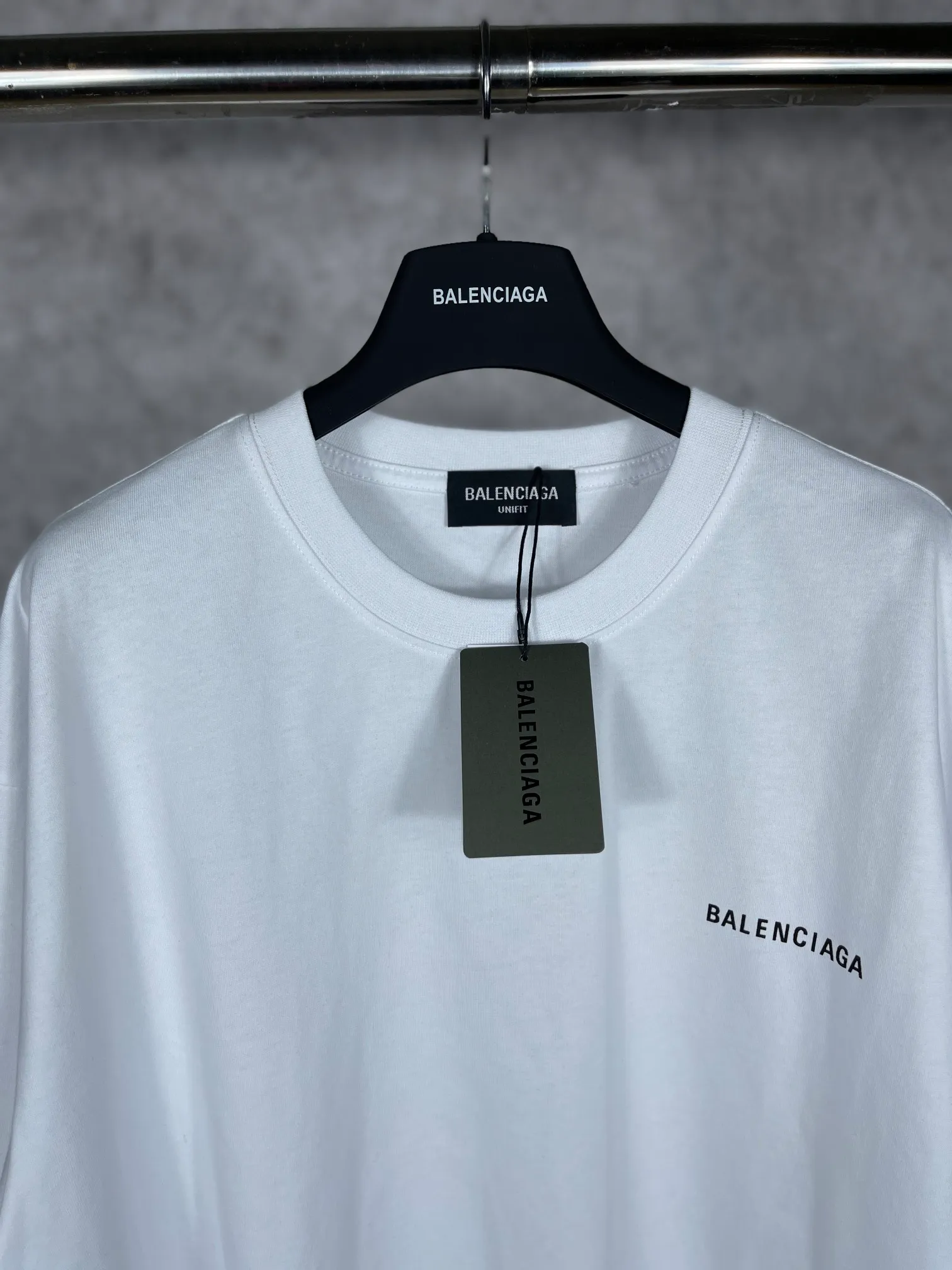 🅿️166 real photos [Top version. Official website quality] BALENCI*GA/Paris#Classic style. Classic letter printed short-sleeved T-shirt on the front and back #brick cabinet synchronization.                       The fabric is made of Paris ZP custom-woven and dyed cotton double yarn, weighing 260 grams. The cloth surface is clean. The cloth pattern is clear, soft and comfortable. The threads are dyed with no color difference. The classic pattern is printed with environmentally friendly imported materials, precision printing screen, the letters are clear, the effect is three-dimensional, and the brick cabinet is restored. The version adopts OS loose shoulder style. Same style for men and women. Coding: BL223022 Color: black, beige, white, blue, floral gray, beige. Size: XS to L