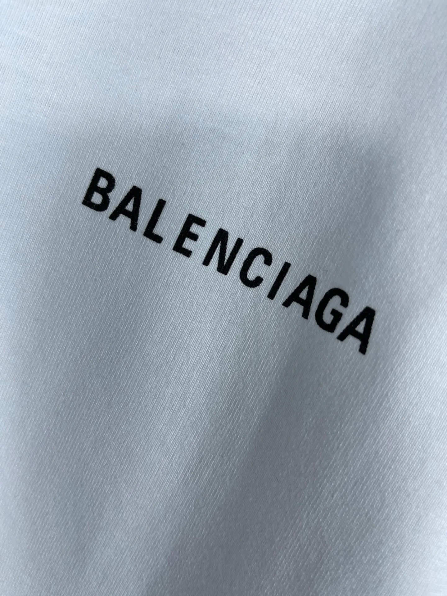 🅿️166 real photos [Top version. Official website quality] BALENCI*GA/Paris#Classic style. Classic letter printed short-sleeved T-shirt on the front and back #brick cabinet synchronization.                       The fabric is made of Paris ZP custom-woven and dyed cotton double yarn, weighing 260 grams. The cloth surface is clean. The cloth pattern is clear, soft and comfortable. The threads are dyed with no color difference. The classic pattern is printed with environmentally friendly imported materials, precision printing screen, the letters are clear, the effect is three-dimensional, and the brick cabinet is restored. The version adopts OS loose shoulder style. Same style for men and women. Coding: BL223022 Color: black, beige, white, blue, floral gray, beige. Size: XS to L