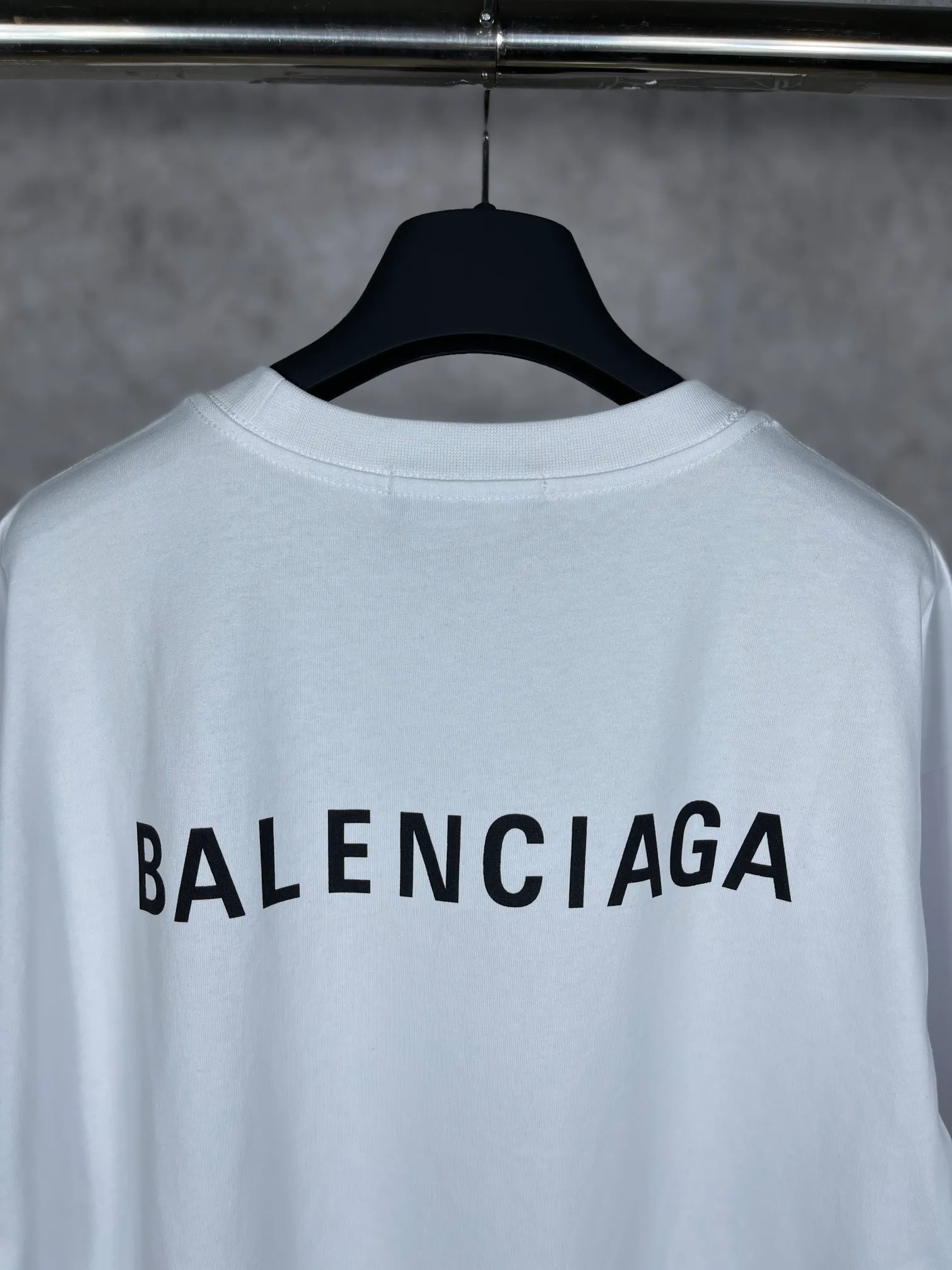 🅿️166 real photos [Top version. Official website quality] BALENCI*GA/Paris#Classic style. Classic letter printed short-sleeved T-shirt on the front and back #brick cabinet synchronization.                       The fabric is made of Paris ZP custom-woven and dyed cotton double yarn, weighing 260 grams. The cloth surface is clean. The cloth pattern is clear, soft and comfortable. The threads are dyed with no color difference. The classic pattern is printed with environmentally friendly imported materials, precision printing screen, the letters are clear, the effect is three-dimensional, and the brick cabinet is restored. The version adopts OS loose shoulder style. Same style for men and women. Coding: BL223022 Color: black, beige, white, blue, floral gray, beige. Size: XS to L