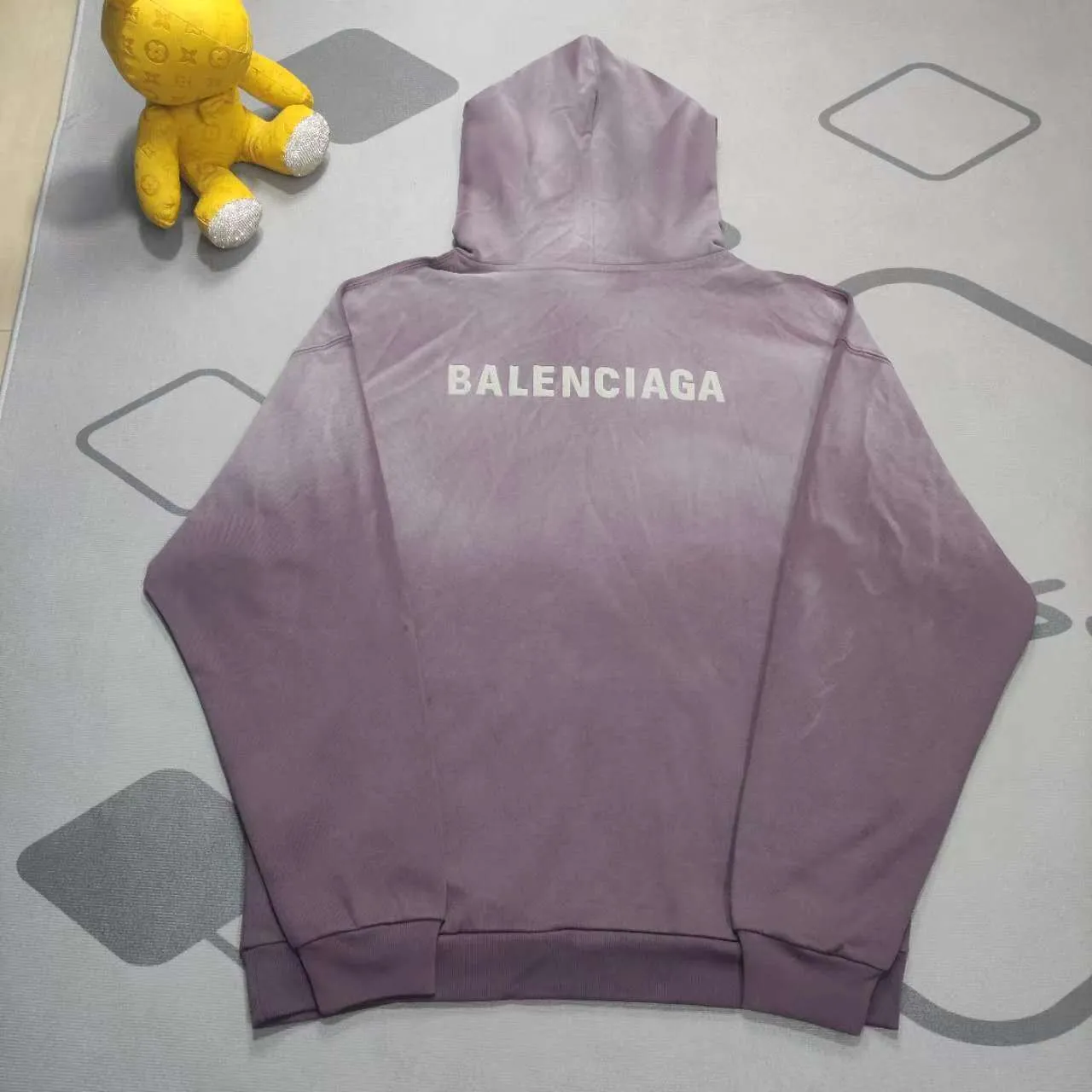Top tested version - BALENCIAGA - Paris' new gradient color series, hooded sweatshirt with embroidered letter logo on the front and back, exclusive logo letter pattern on the front and back, heavy craftsmanship, simple but not simple, original development of custom-woven fabrics, using a specific weight of 480g, process washing treatment, spray horse process, not easy to deform, soft texture, full of thickness, highly restored, imported Tajima machine heavy industry high-density embroidery on the chest, fine embroidery, three-dimensional effect, clear lines, no rough edges and miscellaneous threads Ultra-high craftsmanship embroidery, very high fullness, obvious concave and convex texture, OS dropped shoulders, loose version, same style for men and women, color: lavender, gradient blue, size: XS--L P:480