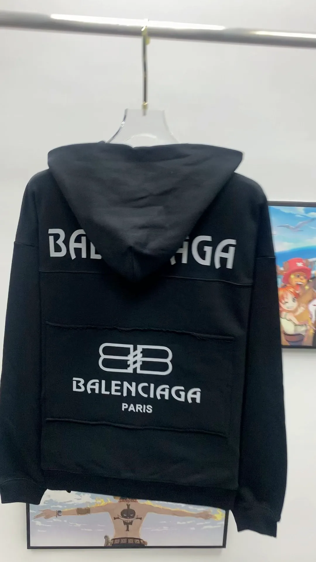 Real shot video on the back - Balenciaga 23ss early autumn new style printed lock bb loose and versatile terry hooded zipper cardigan jacket. High quality. Made of 320g terry high-density pure cotton fabric. The upper body is soft and comfortable without pilling. It is comparable to ordinary terry fabrics in the market. The chest uses imported environmentally friendly printing technology. Every detail is 1:1 quality. Three standards are complete. Works in a large foreign trade factory. Neat wiring and fine workmanship💯 Recommended popular items purchased from the official website 🔥 Popular all over the Internet Loose fit, versatile upper body, slimming, no body type selection, 1:1 customization at the counter‼ ️Same style for men and women, suitable for couples 💑Friends travel👭✅ Color: black white Size: M/L/XL P:470
