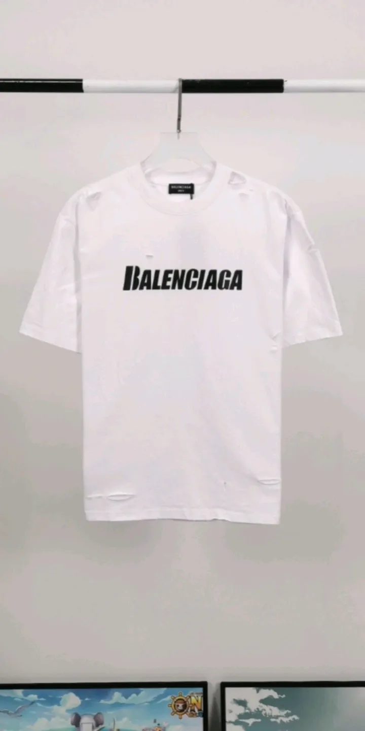 Real shot of the video————The top tested version Balenciaga/BALENCIAGA chest crack print logo basic hole washed burst pattern male and female couple stars the same style pure cotton short-sleeved T-shirts custom-woven and dyed fabrics, guaranteed to have no color difference with the genuine products, the collar threads are also dyed in the same vat. The holes on the neckline are manually rubbed, and the holes on the chest, front and back are all laser holes to ensure that the holes will not deform or wrinkle.  Made of 280g 24-count combed tightly siro-spun plain fabric, the front panel is printed with a glue-pulling effect, and imported transparent slurry is used to scrape the bottom to make the printing cracks feel even.  Color: Gray Red Blue Black White Size: XS-L P:260