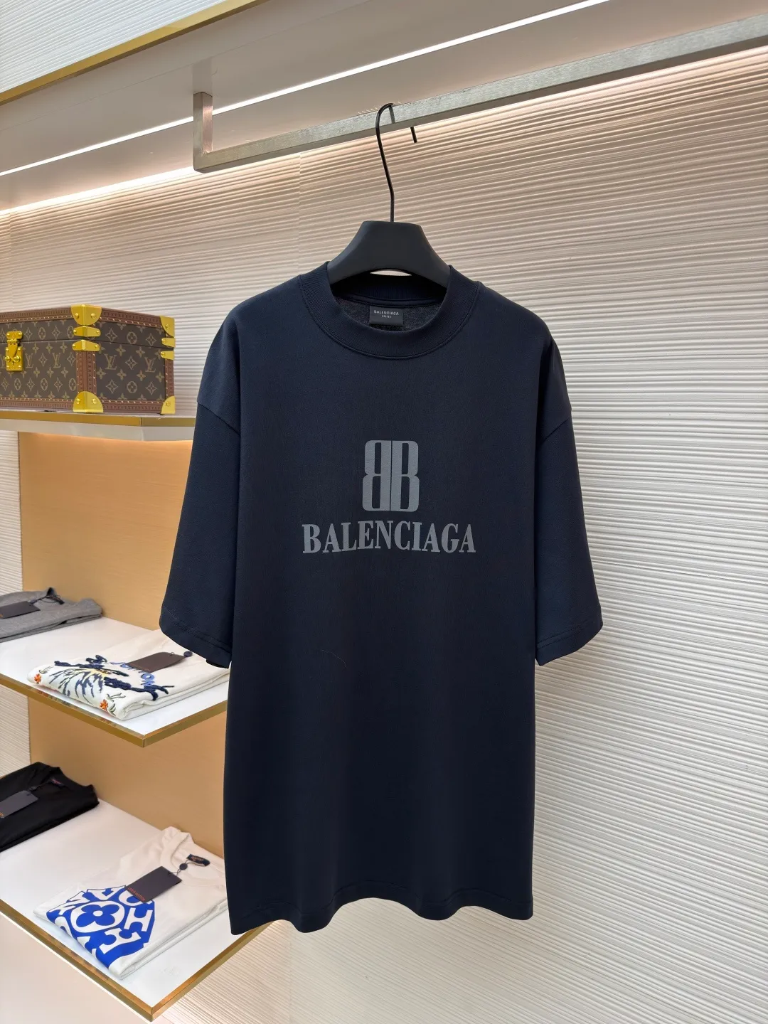 Balenciaga nano BB printed short sleeves ●Original version: Purchased and developed for 4600 ●Item number: 1682344-X90 ●Fabric: moire jersey fabric ●Technology: Glue printing production ●Color: black ●Version: Loose version ●Weight: about 325 grams ●Size: The layered texture carrier is embellished with the exquisite Balenciaga nano BB art on the chest and stamped with a silver-gray artistic seal. It is a concrete expression of the brand's soul. Use every outfit to outline your own fashion picture. Glue printing is used. The chest printing has been modified three times with the film screen. The glue liquid paint is used to print the pattern on the fabric. The fabric is baked to fix the printed pattern. The fabric has been washed. It has a better hand feel and texture. It is not easy to deform, not easy to shrink, not easy to fade, and maintains long-term beauty. The overall wiring is straight and delicate, the fabric is comfortable and soft, and the color is consistent without color difference. It can be matched with the same style to create a fashionable look and control various occasions. Customized accessories, complete with three standards, same style for men and women!