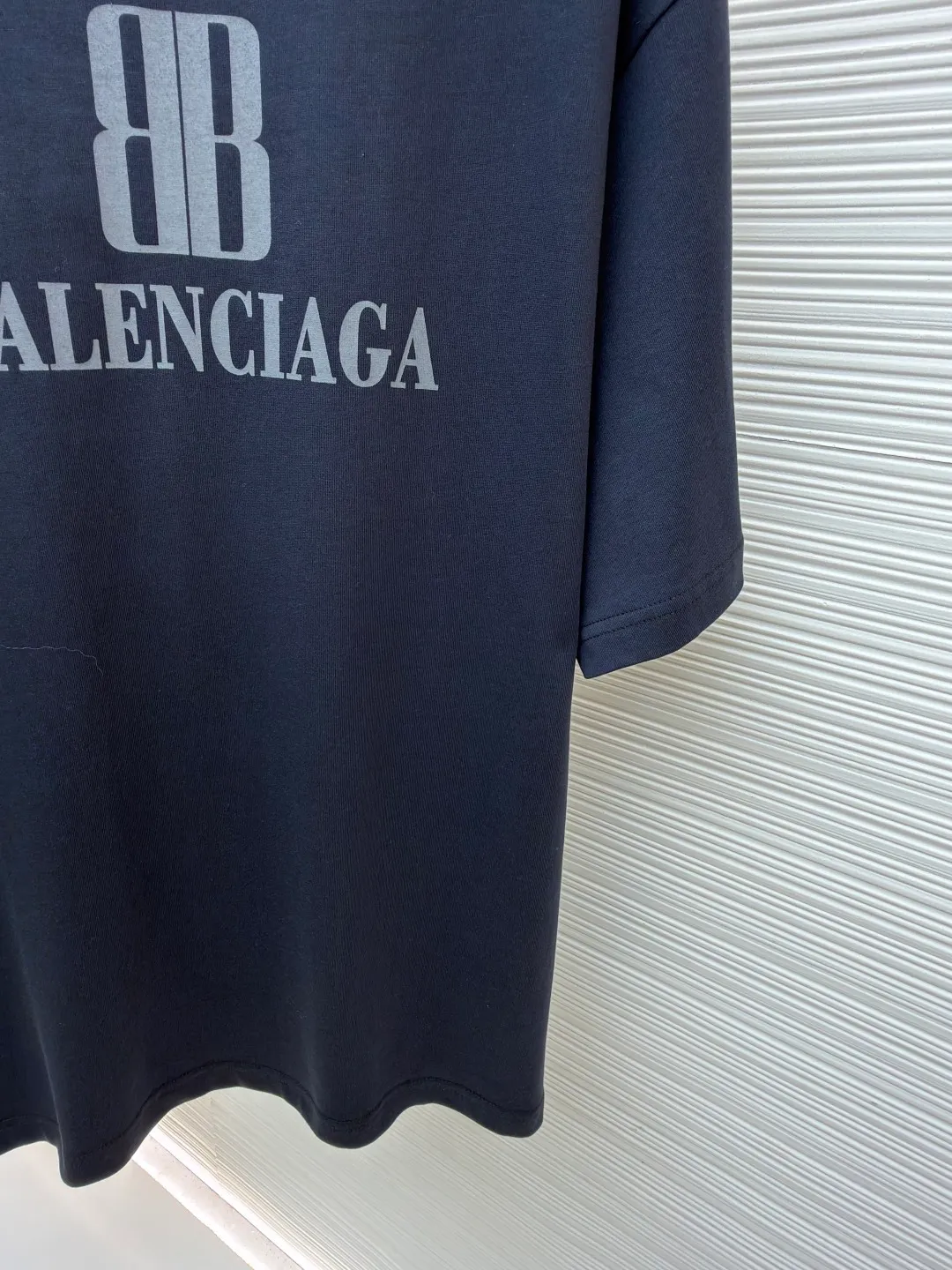 Balenciaga nano BB printed short sleeves ●Original version: Purchased and developed for 4600 ●Item number: 1682344-X90 ●Fabric: moire jersey fabric ●Technology: Glue printing production ●Color: black ●Version: Loose version ●Weight: about 325 grams ●Size: The layered texture carrier is embellished with the exquisite Balenciaga nano BB art on the chest and stamped with a silver-gray artistic seal. It is a concrete expression of the brand's soul. Use every outfit to outline your own fashion picture. Glue printing is used. The chest printing has been modified three times with the film screen. The glue liquid paint is used to print the pattern on the fabric. The fabric is baked to fix the printed pattern. The fabric has been washed. It has a better hand feel and texture. It is not easy to deform, not easy to shrink, not easy to fade, and maintains long-term beauty. The overall wiring is straight and delicate, the fabric is comfortable and soft, and the color is consistent without color difference. It can be matched with the same style to create a fashionable look and control various occasions. Customized accessories, complete with three standards, same style for men and women!