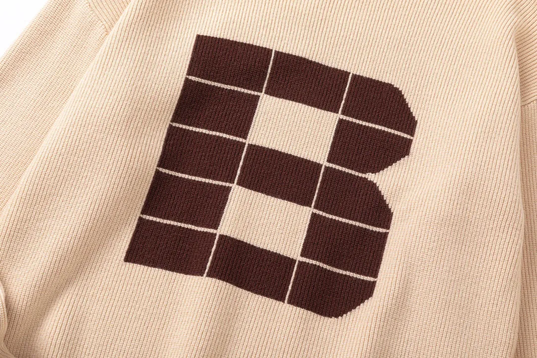 🅿️290 BALENCIAGA/Balenciaga’s new Paris classic jacquard vented knitted sweater. The front panel is made of classic B-shaped two-color jacquard. The body is vented and hand-crafted. It is woven with imported 100% fine cotton yarn. The yarn is treated with mercerization process, making the fabric smooth and bright, close to the skin, warm and breathable. The soft and delicate touch brings extremely comfortable wearing experience! The body of the garment uses imported 7-knitting machine super-long jacquard craftsmanship, perfectly interpreting the fashionable new fashion of the season! Whether worn alone or paired with an inner layer, this is a must-have for both men and women! Color: Beige Size: S M L