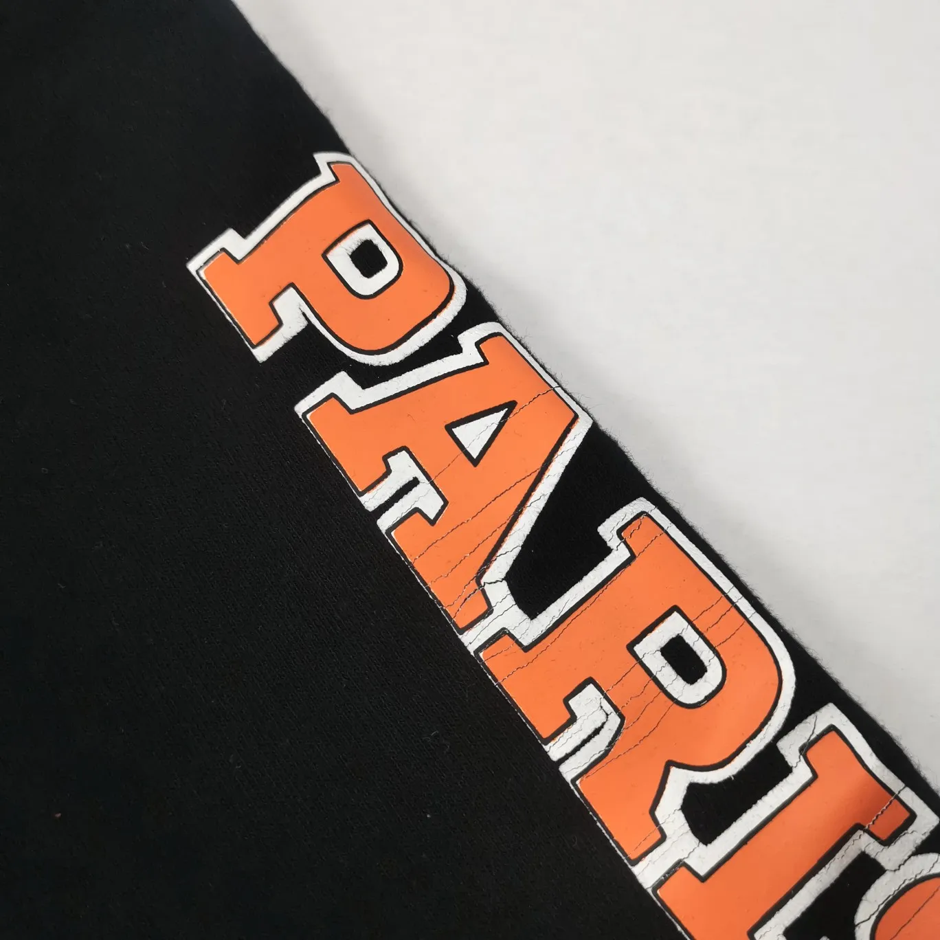 Additional details - the top version of BALENCIAGA, a house built in 1917, with cracks, turtles, cracks, holes, and the same style hoodies and sweatshirts for male and female couples. The latest season of Paris still uses the basic creation logo of 1917 + scissors elements to enhance the public's impression of Paris's long-standing brand and re-understand it. The printing still uses the crackle pattern process and the basic glue is used as the base. Prints pull evenly. It adopts the horizontal cracking method, the texture is clear and uniform, it will not fall off easily, and there is no pressure in backwashing and drying. Laser piercing is used to pierce the body, and the piercing effect is obvious. And there will be no wrinkles or deformation at the holes. The neckline is manually frayed, which is very costly and time-consuming. Excellent products, that’s how they come out. The fabric is made of 520g composite crystal fleece fabric, which is full of drape. Package. The hang tags are fully customized and synchronized one to one.  Color: black Size: XS-L (maximum wear: 230 pounds) P:490