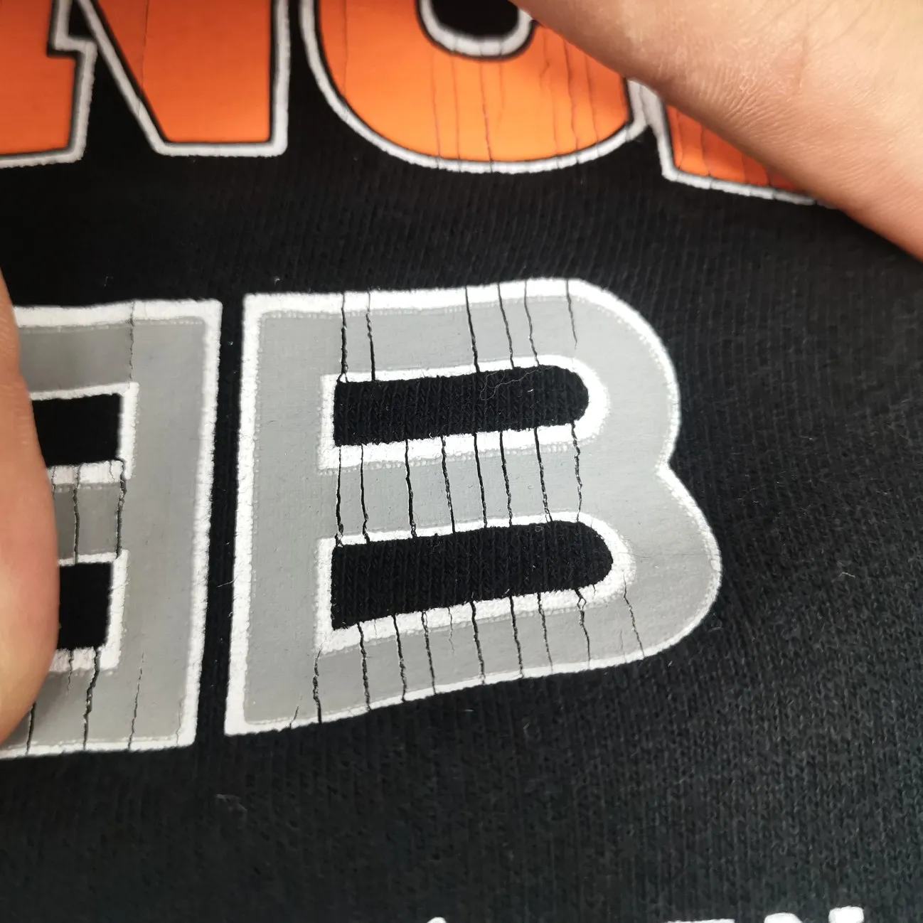 Additional details - the top version of BALENCIAGA, a house built in 1917, with cracks, turtles, cracks, holes, and the same style hoodies and sweatshirts for male and female couples. The latest season of Paris still uses the basic creation logo of 1917 + scissors elements to enhance the public's impression of Paris's long-standing brand and re-understand it. The printing still uses the crackle pattern process and the basic glue is used as the base. Prints pull evenly. It adopts the horizontal cracking method, the texture is clear and uniform, it will not fall off easily, and there is no pressure in backwashing and drying. Laser piercing is used to pierce the body, and the piercing effect is obvious. And there will be no wrinkles or deformation at the holes. The neckline is manually frayed, which is very costly and time-consuming. Excellent products, that’s how they come out. The fabric is made of 520g composite crystal fleece fabric, which is full of drape. Package. The hang tags are fully customized and synchronized one to one.  Color: black Size: XS-L (maximum wear: 230 pounds) P:490