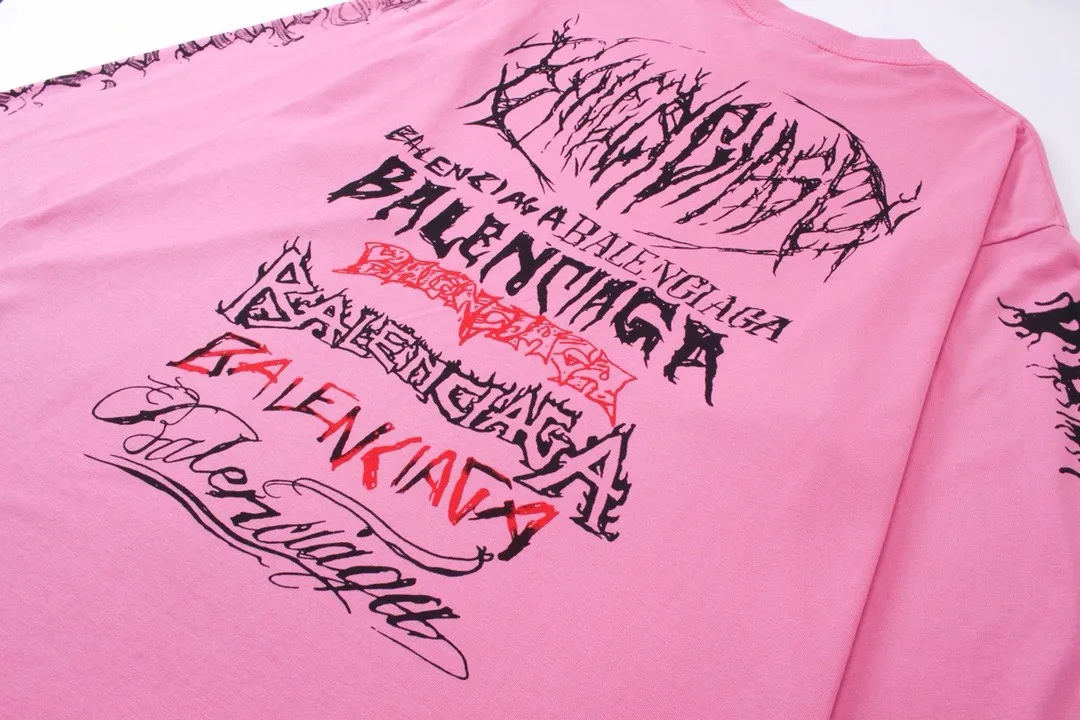 🅿️210 real photos [Top version. Official website quality] BALENCI*GA/Paris. 2024 new style. Year of the Dragon limited print long-sleeved T-shirt, synchronized with brick cabinets. Developed genuine product at the first time, enjoy printing and comparison! The fabric is made of Paris ZP custom-woven and dyed cotton double yarn. Weighing 260 grams, the cloth surface is clean. The cloth pattern is clear, soft and comfortable. The threads are dyed with no color difference. The classic LOGO is made of environmentally friendly imported materials, drawn silk flowers, with clear letters and three-dimensional effect. Restore the brick cabinet. Welcome to compare, the version adopts the OS loose shoulder version. Same style for men and women Coding: BL235035 Color: black, white, pink Size: XS S M L