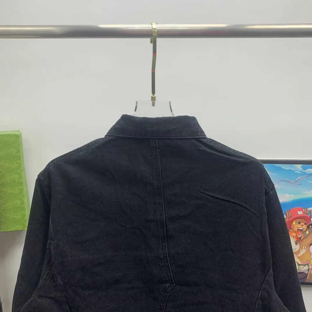Top tested version Balenciaga 23FW deconstructed trouser-type denim jacket for men and women 🔥96FW latest catwalk style fashion week heavy new deconstructed and restructured denim jacket, exclusive custom-made denim 460g high-end custom fabric, the process is tedious and extremely complex, and the overall trouser-type jacket reorganization presents an excellent effect! It is full of personality, feels breathable and thick after absorbing water, and the carving details are all produced by hand-polished craftsmanship. It is luxuriously presented. All 6 SS23 Paris buttons are original counter versions. The door pockets are fully embedded with exclusive details. The door pockets are fully embedded with clip technology. They are stiff and cannot be deformed. The whole garment is made of custom-woven heavyweight denim fabrics. The independent hardware is molded and the garments are washed with heavy washing. The effect is comparable to the original version. Multiple processes create a full sense of high-end and show individual luxury taste. It is definitely a classic and versatile product! ! Size: XS S M L P:420