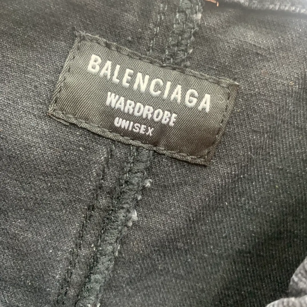 Top tested version Balenciaga 23FW deconstructed trouser-type denim jacket for men and women 🔥96FW latest catwalk style fashion week heavy new deconstructed and restructured denim jacket, exclusive custom-made denim 460g high-end custom fabric, the process is tedious and extremely complex, and the overall trouser-type jacket reorganization presents an excellent effect! It is full of personality, feels breathable and thick after absorbing water, and the carving details are all produced by hand-polished craftsmanship. It is luxuriously presented. All 6 SS23 Paris buttons are original counter versions. The door pockets are fully embedded with exclusive details. The door pockets are fully embedded with clip technology. They are stiff and cannot be deformed. The whole garment is made of custom-woven heavyweight denim fabrics. The independent hardware is molded and the garments are washed with heavy washing. The effect is comparable to the original version. Multiple processes create a full sense of high-end and show individual luxury taste. It is definitely a classic and versatile product! ! Size: XS S M L P:420