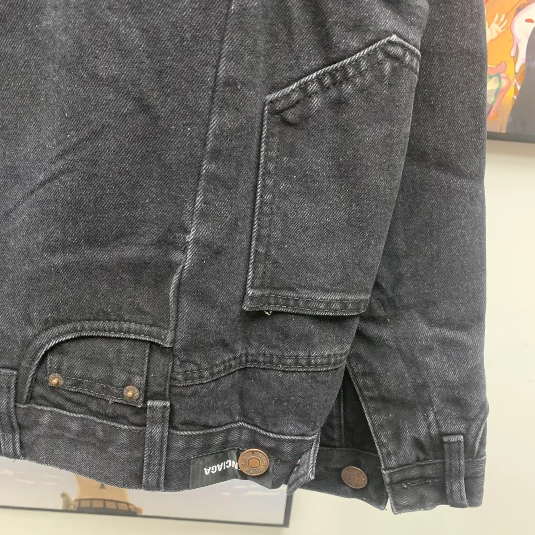 Top tested version Balenciaga 23FW deconstructed trouser-type denim jacket for men and women 🔥96FW latest catwalk style fashion week heavy new deconstructed and restructured denim jacket, exclusive custom-made denim 460g high-end custom fabric, the process is tedious and extremely complex, and the overall trouser-type jacket reorganization presents an excellent effect! It is full of personality, feels breathable and thick after absorbing water, and the carving details are all produced by hand-polished craftsmanship. It is luxuriously presented. All 6 SS23 Paris buttons are original counter versions. The door pockets are fully embedded with exclusive details. The door pockets are fully embedded with clip technology. They are stiff and cannot be deformed. The whole garment is made of custom-woven heavyweight denim fabrics. The independent hardware is molded and the garments are washed with heavy washing. The effect is comparable to the original version. Multiple processes create a full sense of high-end and show individual luxury taste. It is definitely a classic and versatile product! ! Size: XS S M L P:420