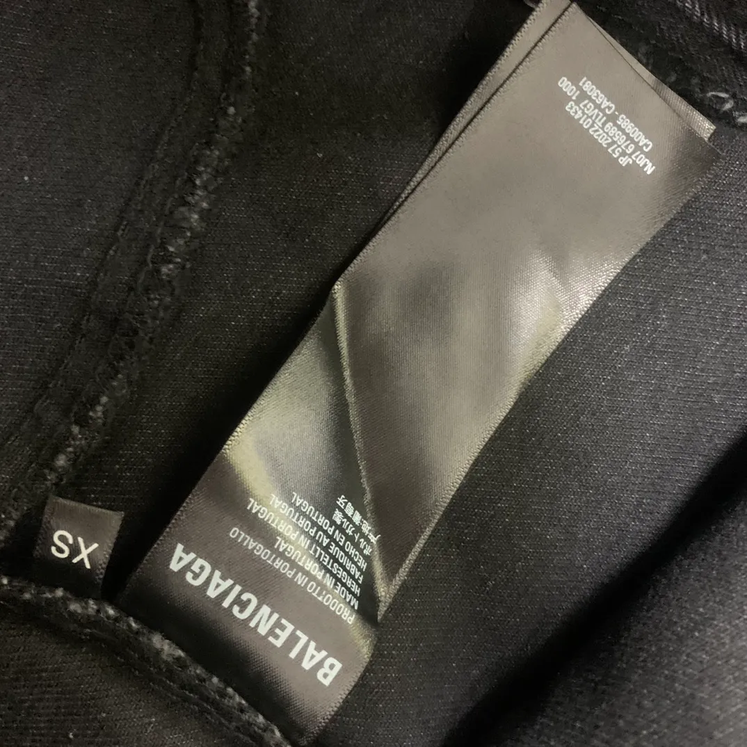 Top tested version Balenciaga 23FW deconstructed trouser-type denim jacket for men and women 🔥96FW latest catwalk style fashion week heavy new deconstructed and restructured denim jacket, exclusive custom-made denim 460g high-end custom fabric, the process is tedious and extremely complex, and the overall trouser-type jacket reorganization presents an excellent effect! It is full of personality, feels breathable and thick after absorbing water, and the carving details are all produced by hand-polished craftsmanship. It is luxuriously presented. All 6 SS23 Paris buttons are original counter versions. The door pockets are fully embedded with exclusive details. The door pockets are fully embedded with clip technology. They are stiff and cannot be deformed. The whole garment is made of custom-woven heavyweight denim fabrics. The independent hardware is molded and the garments are washed with heavy washing. The effect is comparable to the original version. Multiple processes create a full sense of high-end and show individual luxury taste. It is definitely a classic and versatile product! ! Size: XS S M L P:420