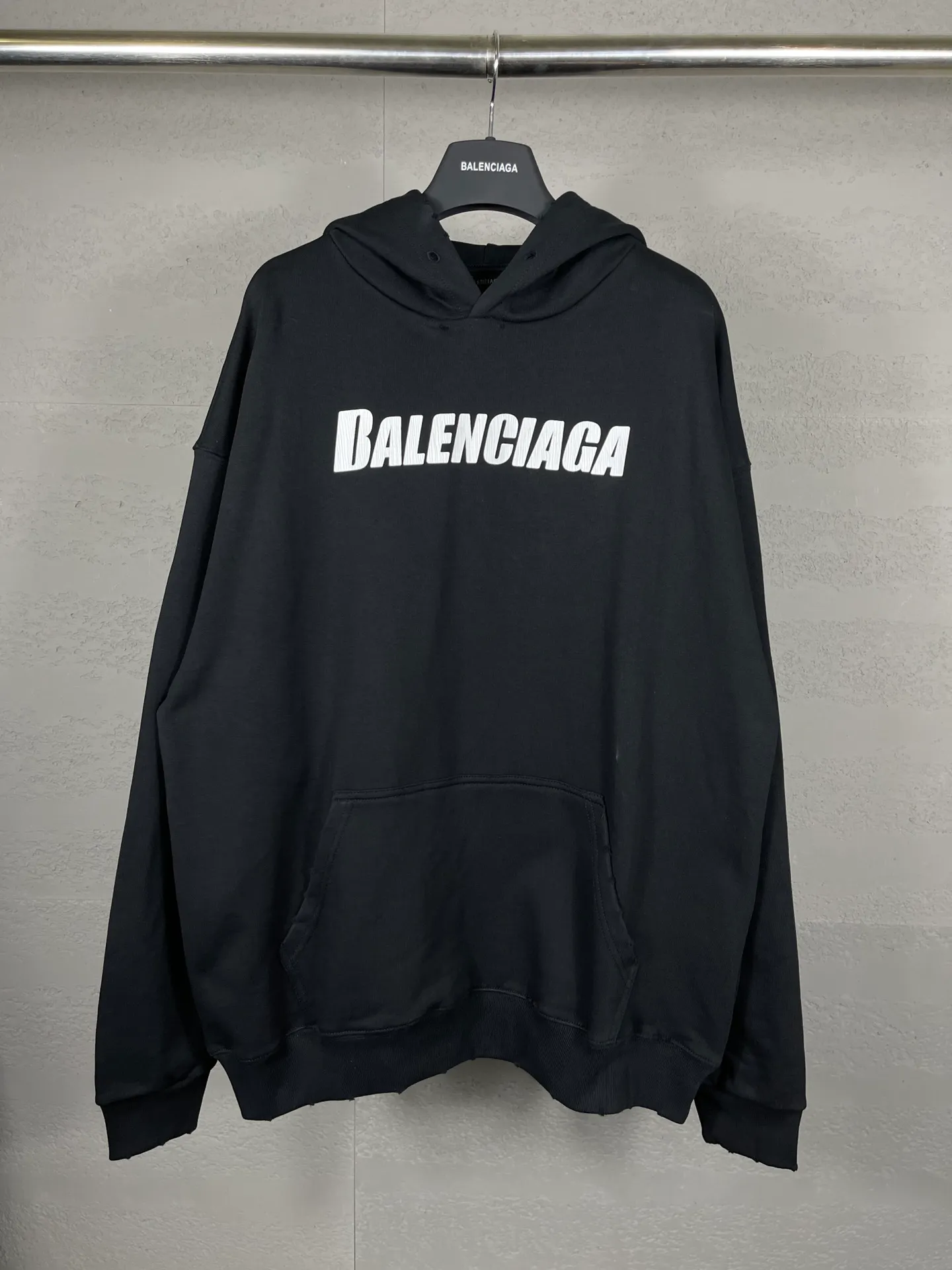🅿️300 real photos [Top version. Official website quality] BALENCI*GA/Paris. 2023 new style. Classic letter LOGO printed distressed hooded sweatshirt. Brick cabinet synchronization. The fabric is made of Paris ZP custom-woven and dyed cotton double yarn terry sweatshirt material. The weight is 450 grams, the cloth surface is clean. The cloth pattern is clear, soft and comfortable. The threads are dyed with no color difference. The classic pattern is printed with environmentally friendly imported materials and precision printing screens, with clear letters and three-dimensional effect. Restored brick cabinet. The garments are hand-worn and distressed by many people. They are very different from the market currency. You are welcome to compare. The version adopts the OS loose shoulder version. The same style for men and women. Coding: BL238008 Color: black, coffee, white, fruit green Size: XS S M L