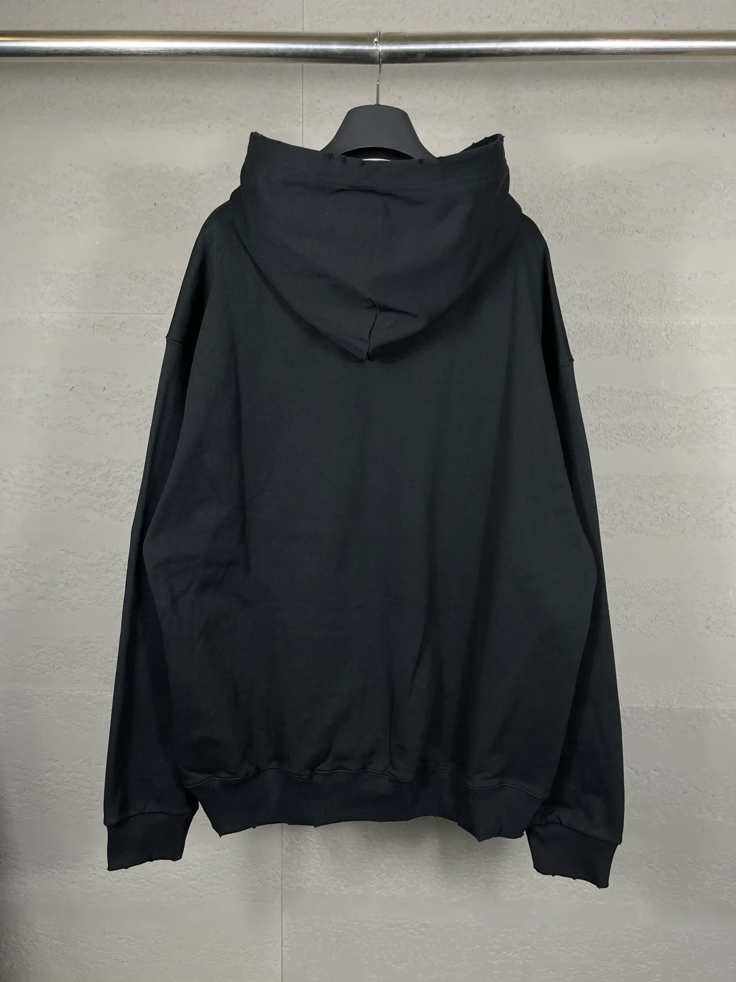 🅿️300 real photos [Top version. Official website quality] BALENCI*GA/Paris. 2023 new style. Classic letter LOGO printed distressed hooded sweatshirt. Brick cabinet synchronization. The fabric is made of Paris ZP custom-woven and dyed cotton double yarn terry sweatshirt material. The weight is 450 grams, the cloth surface is clean. The cloth pattern is clear, soft and comfortable. The threads are dyed with no color difference. The classic pattern is printed with environmentally friendly imported materials and precision printing screens, with clear letters and three-dimensional effect. Restored brick cabinet. The garments are hand-worn and distressed by many people. They are very different from the market currency. You are welcome to compare. The version adopts the OS loose shoulder version. The same style for men and women. Coding: BL238008 Color: black, coffee, white, fruit green Size: XS S M L