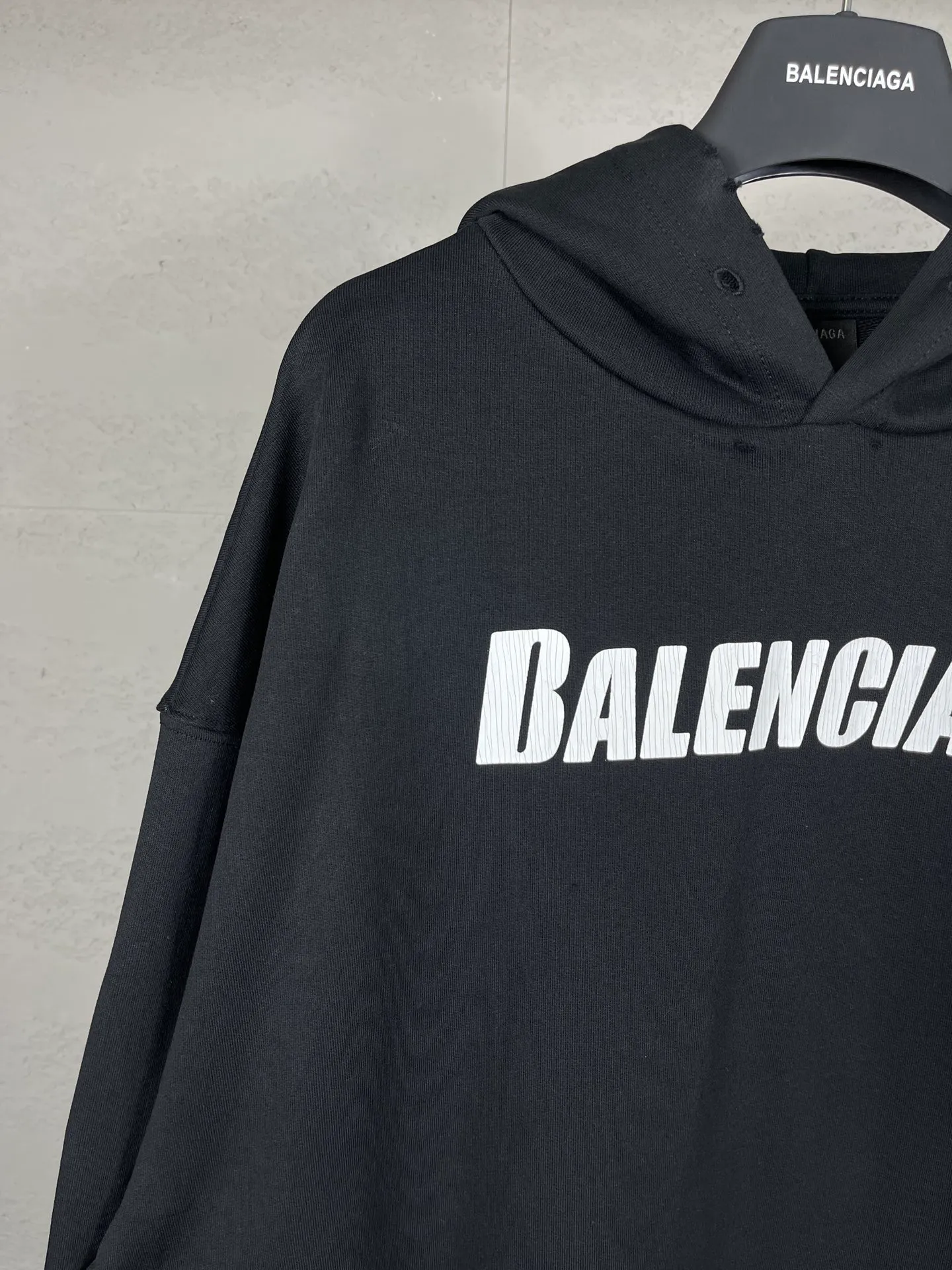 🅿️300 real photos [Top version. Official website quality] BALENCI*GA/Paris. 2023 new style. Classic letter LOGO printed distressed hooded sweatshirt. Brick cabinet synchronization. The fabric is made of Paris ZP custom-woven and dyed cotton double yarn terry sweatshirt material. The weight is 450 grams, the cloth surface is clean. The cloth pattern is clear, soft and comfortable. The threads are dyed with no color difference. The classic pattern is printed with environmentally friendly imported materials and precision printing screens, with clear letters and three-dimensional effect. Restored brick cabinet. The garments are hand-worn and distressed by many people. They are very different from the market currency. You are welcome to compare. The version adopts the OS loose shoulder version. The same style for men and women. Coding: BL238008 Color: black, coffee, white, fruit green Size: XS S M L