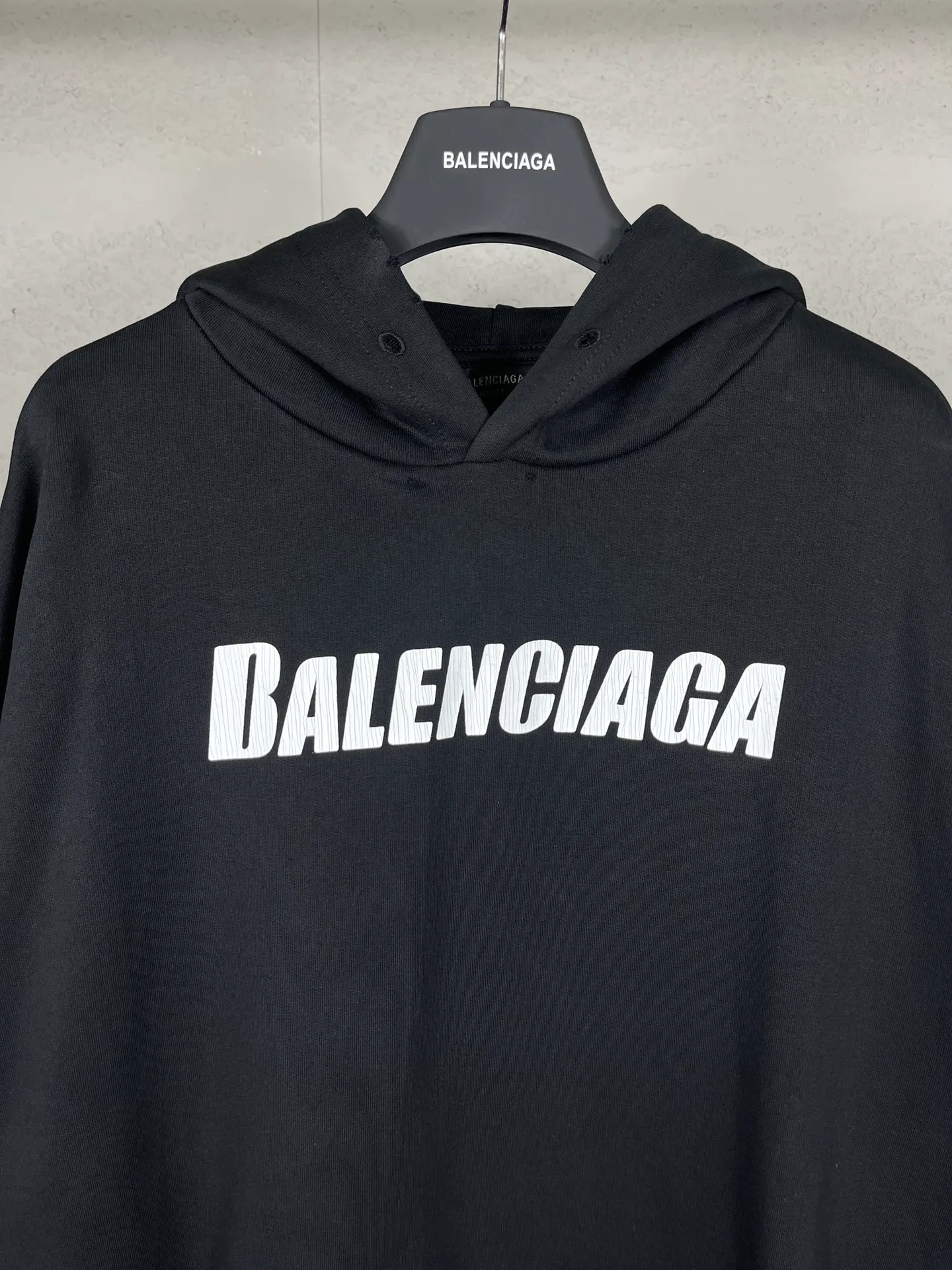 🅿️300 real photos [Top version. Official website quality] BALENCI*GA/Paris. 2023 new style. Classic letter LOGO printed distressed hooded sweatshirt. Brick cabinet synchronization. The fabric is made of Paris ZP custom-woven and dyed cotton double yarn terry sweatshirt material. The weight is 450 grams, the cloth surface is clean. The cloth pattern is clear, soft and comfortable. The threads are dyed with no color difference. The classic pattern is printed with environmentally friendly imported materials and precision printing screens, with clear letters and three-dimensional effect. Restored brick cabinet. The garments are hand-worn and distressed by many people. They are very different from the market currency. You are welcome to compare. The version adopts the OS loose shoulder version. The same style for men and women. Coding: BL238008 Color: black, coffee, white, fruit green Size: XS S M L