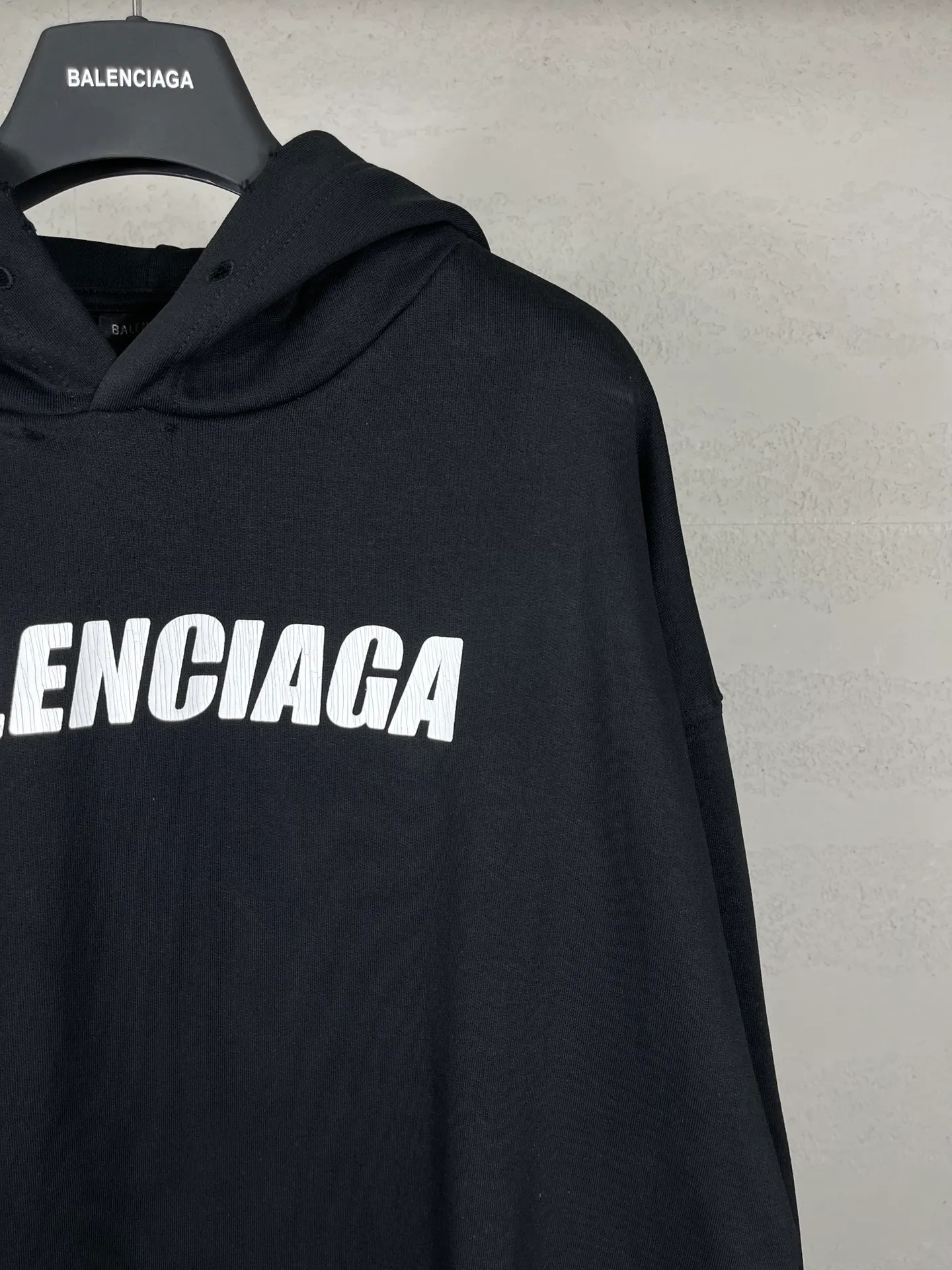 🅿️300 real photos [Top version. Official website quality] BALENCI*GA/Paris. 2023 new style. Classic letter LOGO printed distressed hooded sweatshirt. Brick cabinet synchronization. The fabric is made of Paris ZP custom-woven and dyed cotton double yarn terry sweatshirt material. The weight is 450 grams, the cloth surface is clean. The cloth pattern is clear, soft and comfortable. The threads are dyed with no color difference. The classic pattern is printed with environmentally friendly imported materials and precision printing screens, with clear letters and three-dimensional effect. Restored brick cabinet. The garments are hand-worn and distressed by many people. They are very different from the market currency. You are welcome to compare. The version adopts the OS loose shoulder version. The same style for men and women. Coding: BL238008 Color: black, coffee, white, fruit green Size: XS S M L