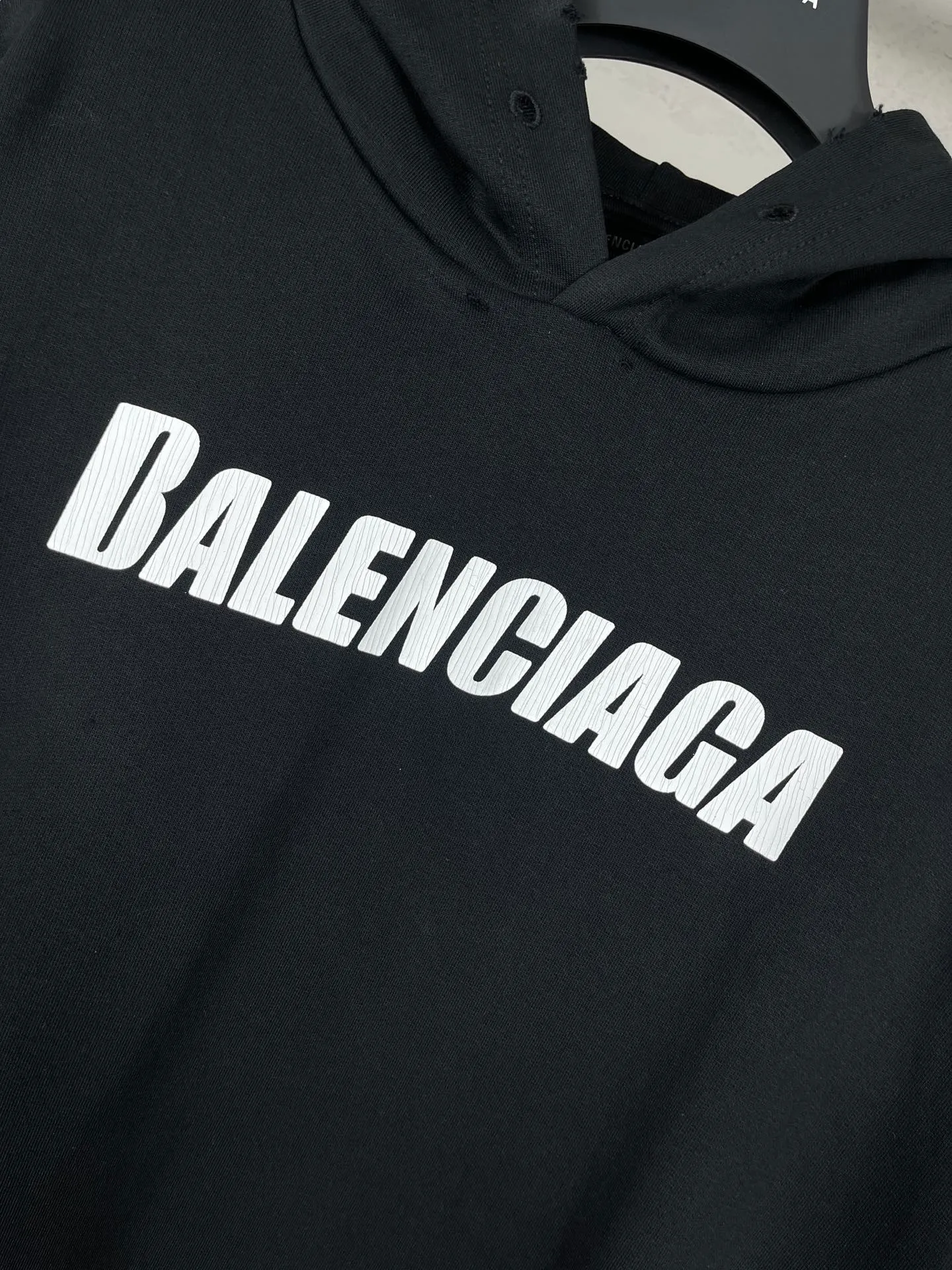 🅿️300 real photos [Top version. Official website quality] BALENCI*GA/Paris. 2023 new style. Classic letter LOGO printed distressed hooded sweatshirt. Brick cabinet synchronization. The fabric is made of Paris ZP custom-woven and dyed cotton double yarn terry sweatshirt material. The weight is 450 grams, the cloth surface is clean. The cloth pattern is clear, soft and comfortable. The threads are dyed with no color difference. The classic pattern is printed with environmentally friendly imported materials and precision printing screens, with clear letters and three-dimensional effect. Restored brick cabinet. The garments are hand-worn and distressed by many people. They are very different from the market currency. You are welcome to compare. The version adopts the OS loose shoulder version. The same style for men and women. Coding: BL238008 Color: black, coffee, white, fruit green Size: XS S M L