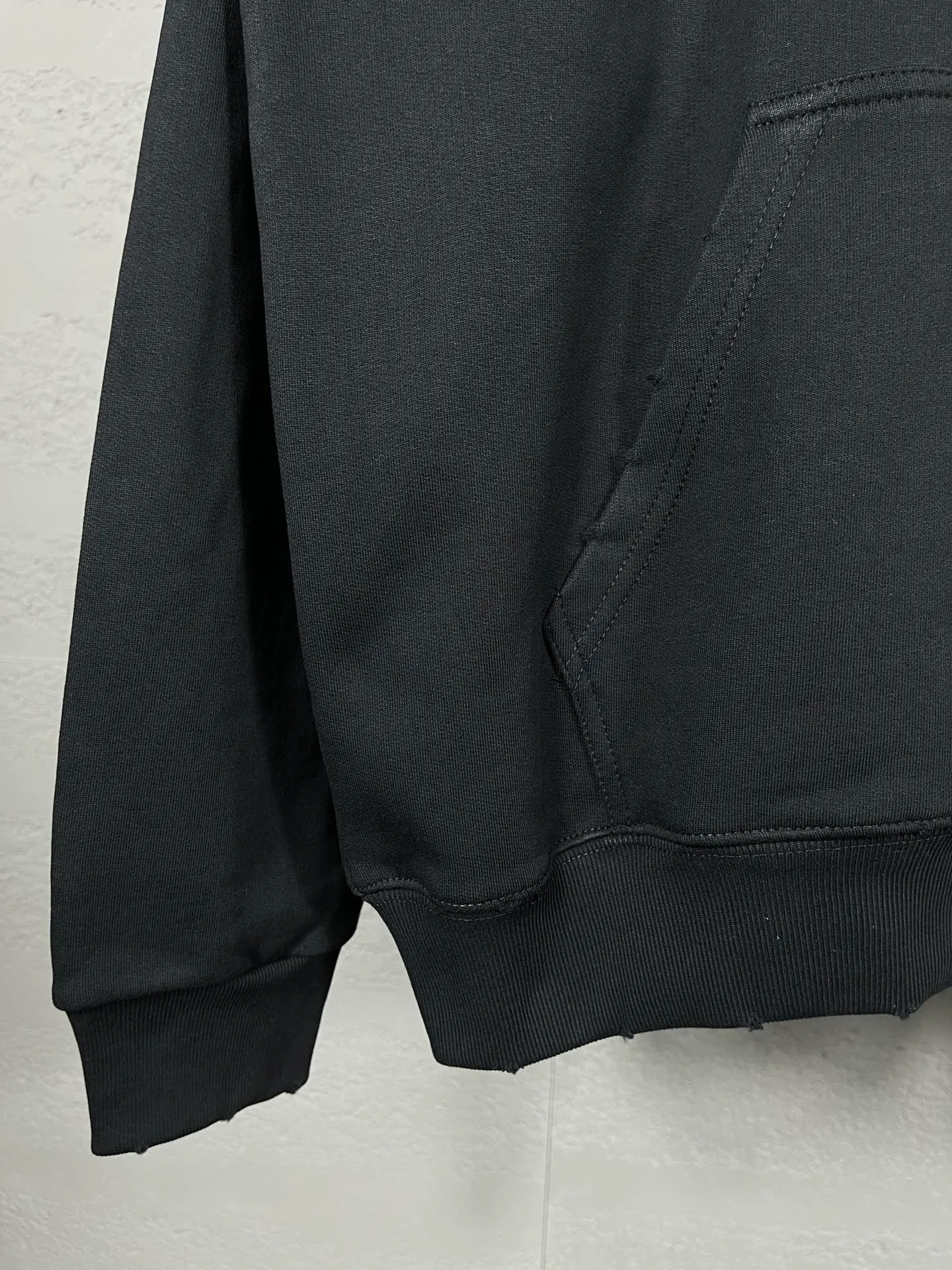 🅿️300 real photos [Top version. Official website quality] BALENCI*GA/Paris. 2023 new style. Classic letter LOGO printed distressed hooded sweatshirt. Brick cabinet synchronization. The fabric is made of Paris ZP custom-woven and dyed cotton double yarn terry sweatshirt material. The weight is 450 grams, the cloth surface is clean. The cloth pattern is clear, soft and comfortable. The threads are dyed with no color difference. The classic pattern is printed with environmentally friendly imported materials and precision printing screens, with clear letters and three-dimensional effect. Restored brick cabinet. The garments are hand-worn and distressed by many people. They are very different from the market currency. You are welcome to compare. The version adopts the OS loose shoulder version. The same style for men and women. Coding: BL238008 Color: black, coffee, white, fruit green Size: XS S M L