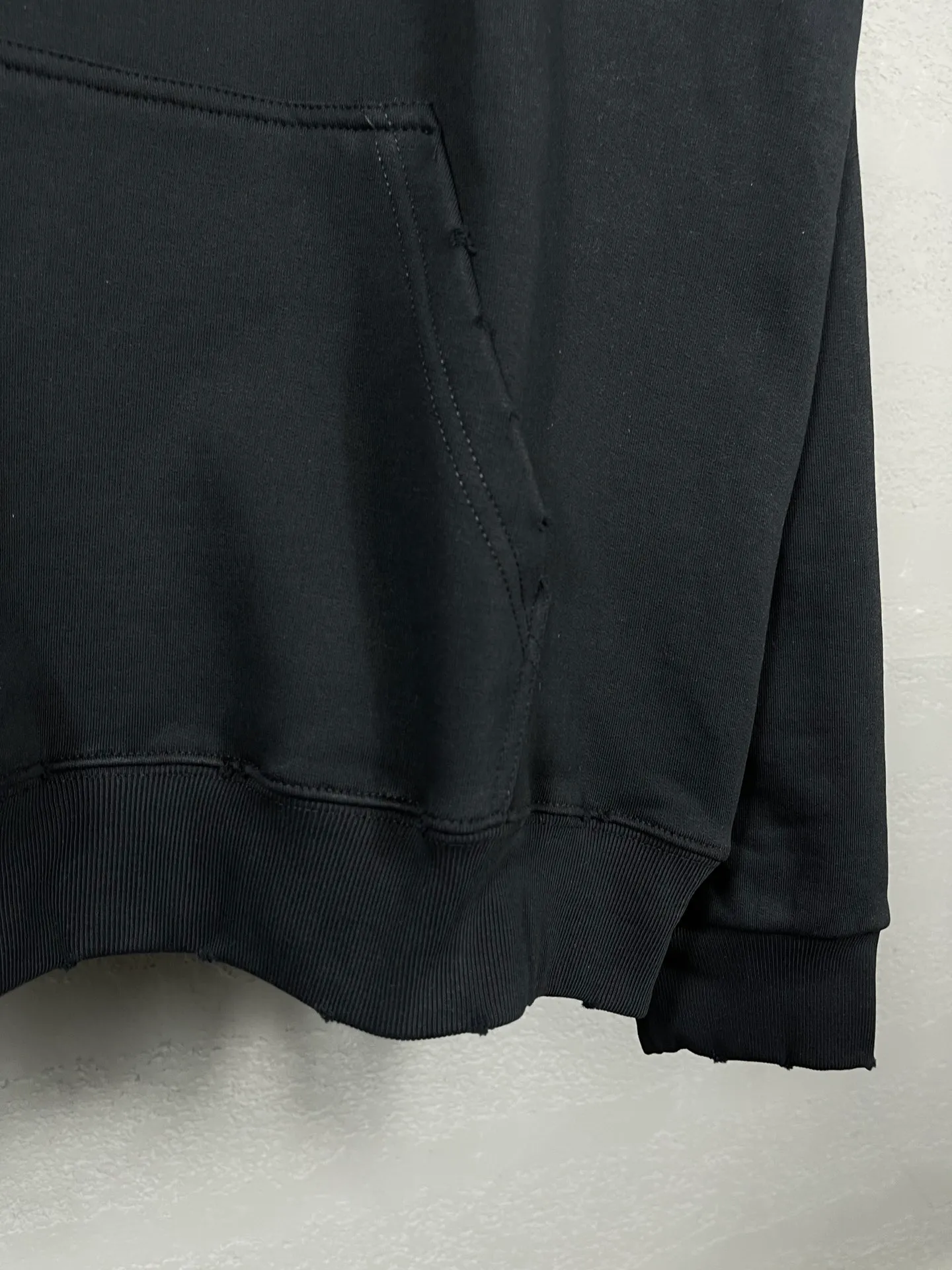 🅿️300 real photos [Top version. Official website quality] BALENCI*GA/Paris. 2023 new style. Classic letter LOGO printed distressed hooded sweatshirt. Brick cabinet synchronization. The fabric is made of Paris ZP custom-woven and dyed cotton double yarn terry sweatshirt material. The weight is 450 grams, the cloth surface is clean. The cloth pattern is clear, soft and comfortable. The threads are dyed with no color difference. The classic pattern is printed with environmentally friendly imported materials and precision printing screens, with clear letters and three-dimensional effect. Restored brick cabinet. The garments are hand-worn and distressed by many people. They are very different from the market currency. You are welcome to compare. The version adopts the OS loose shoulder version. The same style for men and women. Coding: BL238008 Color: black, coffee, white, fruit green Size: XS S M L