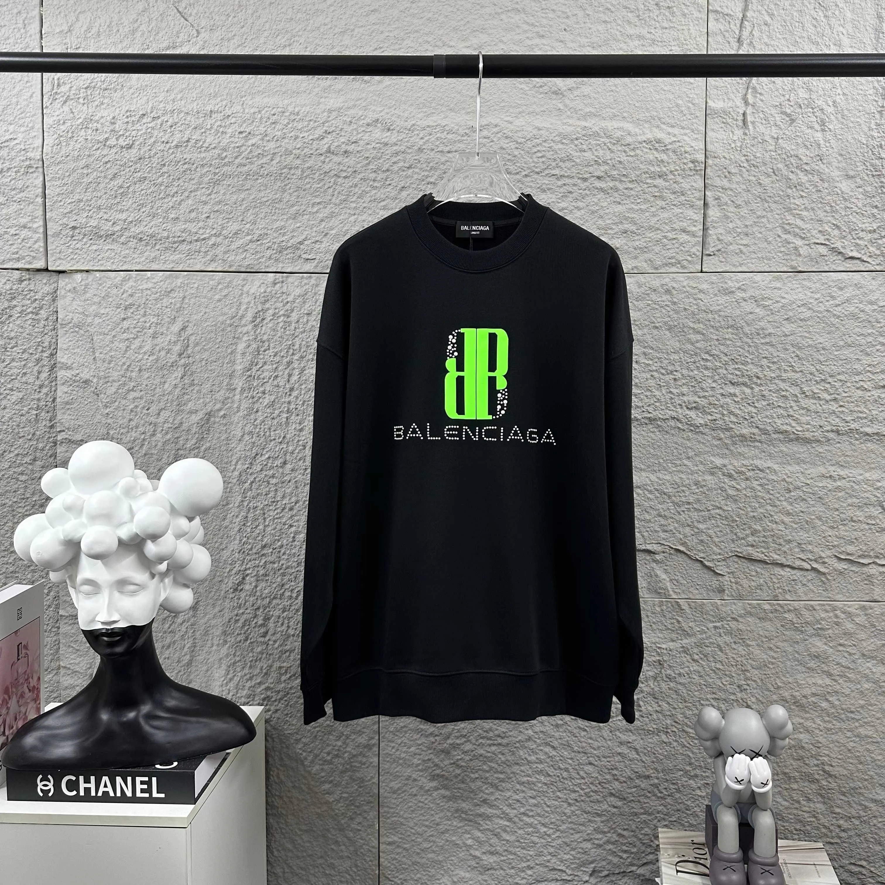 🅿️260 BALENCI*GA Paris 2025 early autumn and winter new long-sleeved sweatshirt Classic letter three-dimensional foam + pearl craft Customized terry fabric Round neck pullover Unisex style Color: Black White Size: S (90-130 catties) M (120-150 catties) L (140-165 catties) XL (160-180 catties) XXL (180-210 pounds)