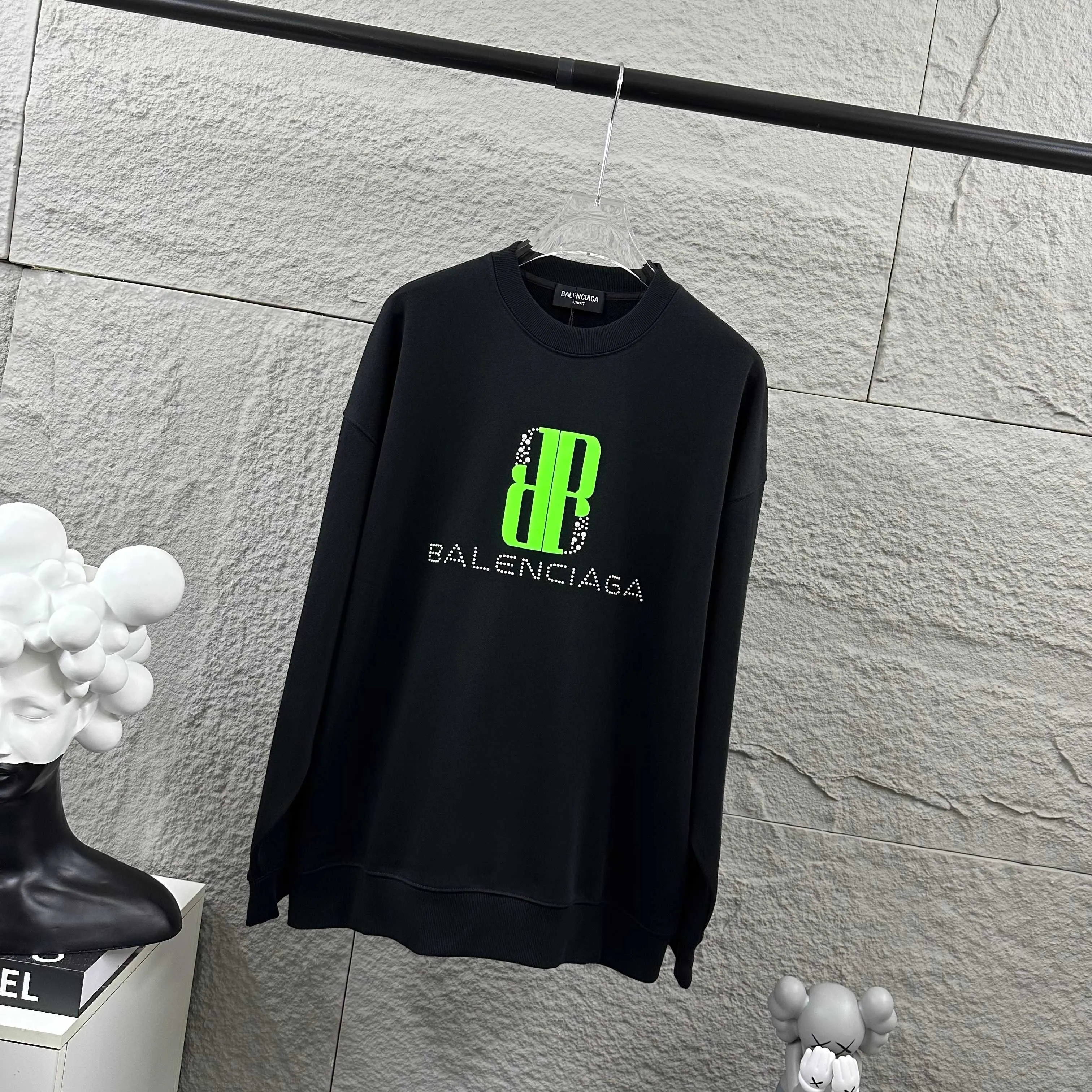 🅿️260 BALENCI*GA Paris 2025 early autumn and winter new long-sleeved sweatshirt Classic letter three-dimensional foam + pearl craft Customized terry fabric Round neck pullover Unisex style Color: Black White Size: S (90-130 catties) M (120-150 catties) L (140-165 catties) XL (160-180 catties) XXL (180-210 pounds)