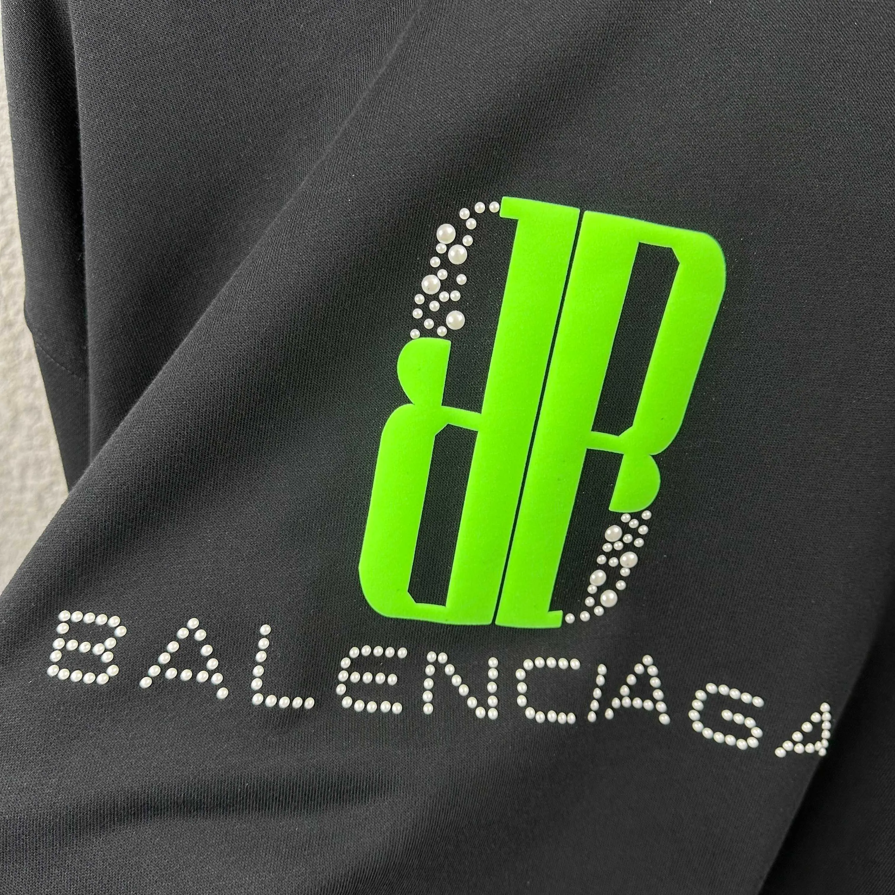 🅿️260 BALENCI*GA Paris 2025 early autumn and winter new long-sleeved sweatshirt Classic letter three-dimensional foam + pearl craft Customized terry fabric Round neck pullover Unisex style Color: Black White Size: S (90-130 catties) M (120-150 catties) L (140-165 catties) XL (160-180 catties) XXL (180-210 pounds)