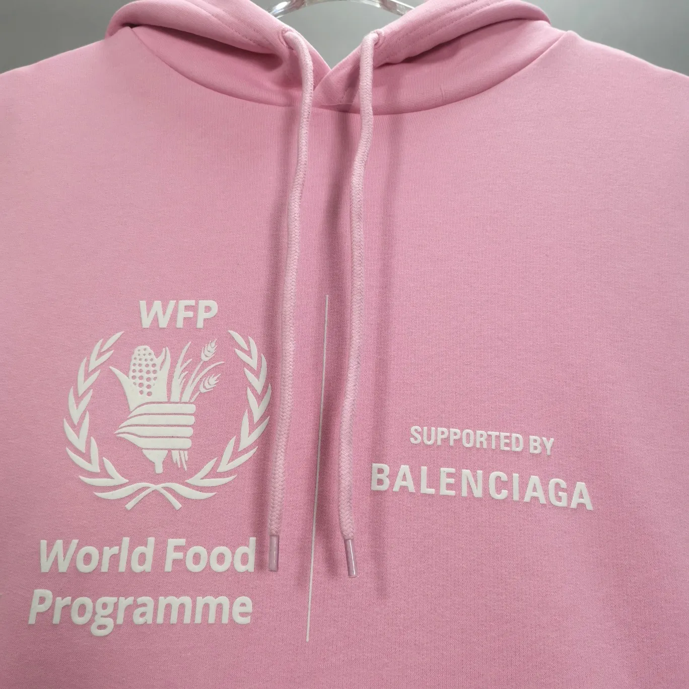 [New] Top-quality Balenciaga Balenciaga 21SS new WFP World Food Agency male and female couple celebrity autumn and winter pure cotton hooded sweatshirt. The fabric is made of 480 grams of pure cotton terry material. It does not pill and feels very good. It has been printed and dressed up dozens of times to achieve a 1:1 effect. All imported slurries are used. Proportional foaming powder is added to the slurry to foam at high temperatures. The printing convex effect is very good, and the powder does not fall off and does not break. The front and rear panels are washable and environmentally friendly. The entire printing process takes a long time. The hem and cuffs are all customized threads. There is no error in dyeing in the same vat. The workmanship is perfect. The accessories are all customized. This year’s hot trend in the market. Many Internet celebrities have tops. Very trendy. The same OverSzie version for men and women. Color: black, pink, Klein blue, white. Size: XS-L P:450