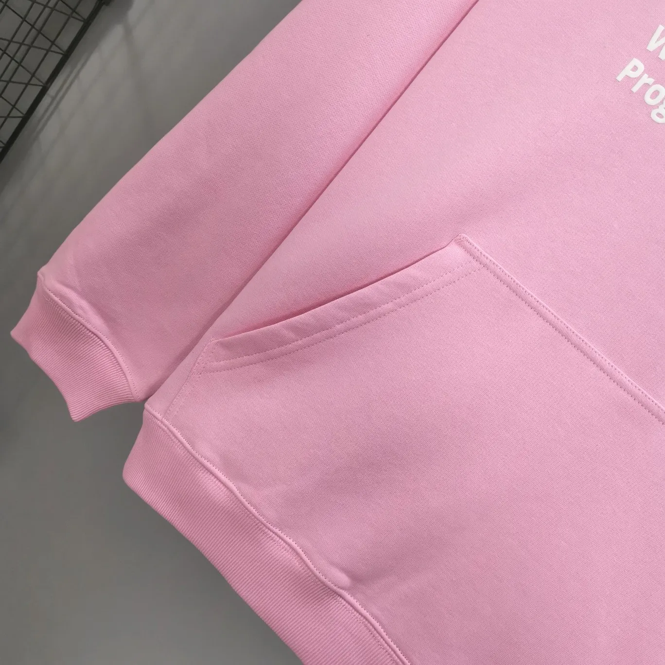 [New] Top-quality Balenciaga Balenciaga 21SS new WFP World Food Agency male and female couple celebrity autumn and winter pure cotton hooded sweatshirt. The fabric is made of 480 grams of pure cotton terry material. It does not pill and feels very good. It has been printed and dressed up dozens of times to achieve a 1:1 effect. All imported slurries are used. Proportional foaming powder is added to the slurry to foam at high temperatures. The printing convex effect is very good, and the powder does not fall off and does not break. The front and rear panels are washable and environmentally friendly. The entire printing process takes a long time. The hem and cuffs are all customized threads. There is no error in dyeing in the same vat. The workmanship is perfect. The accessories are all customized. This year’s hot trend in the market. Many Internet celebrities have tops. Very trendy. The same OverSzie version for men and women. Color: black, pink, Klein blue, white. Size: XS-L P:450
