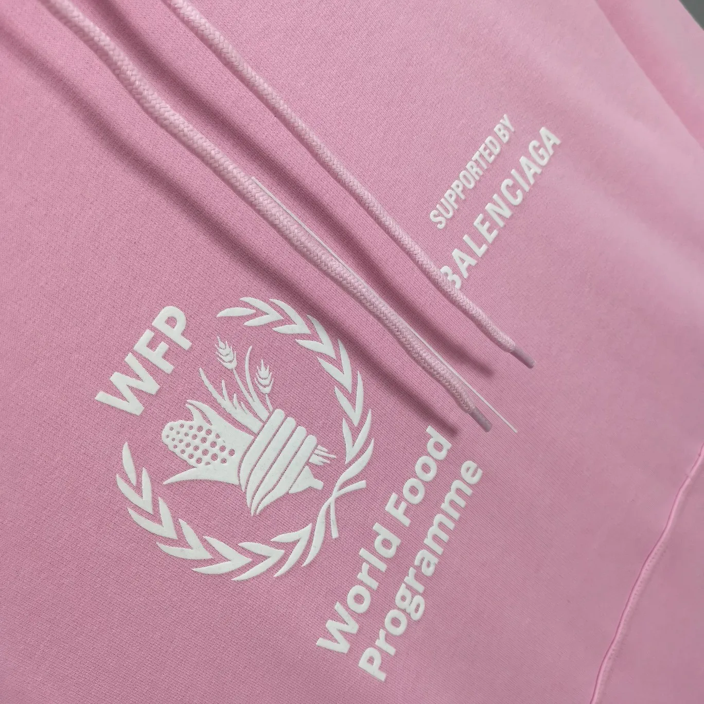 [New] Top-quality Balenciaga Balenciaga 21SS new WFP World Food Agency male and female couple celebrity autumn and winter pure cotton hooded sweatshirt. The fabric is made of 480 grams of pure cotton terry material. It does not pill and feels very good. It has been printed and dressed up dozens of times to achieve a 1:1 effect. All imported slurries are used. Proportional foaming powder is added to the slurry to foam at high temperatures. The printing convex effect is very good, and the powder does not fall off and does not break. The front and rear panels are washable and environmentally friendly. The entire printing process takes a long time. The hem and cuffs are all customized threads. There is no error in dyeing in the same vat. The workmanship is perfect. The accessories are all customized. This year’s hot trend in the market. Many Internet celebrities have tops. Very trendy. The same OverSzie version for men and women. Color: black, pink, Klein blue, white. Size: XS-L P:450