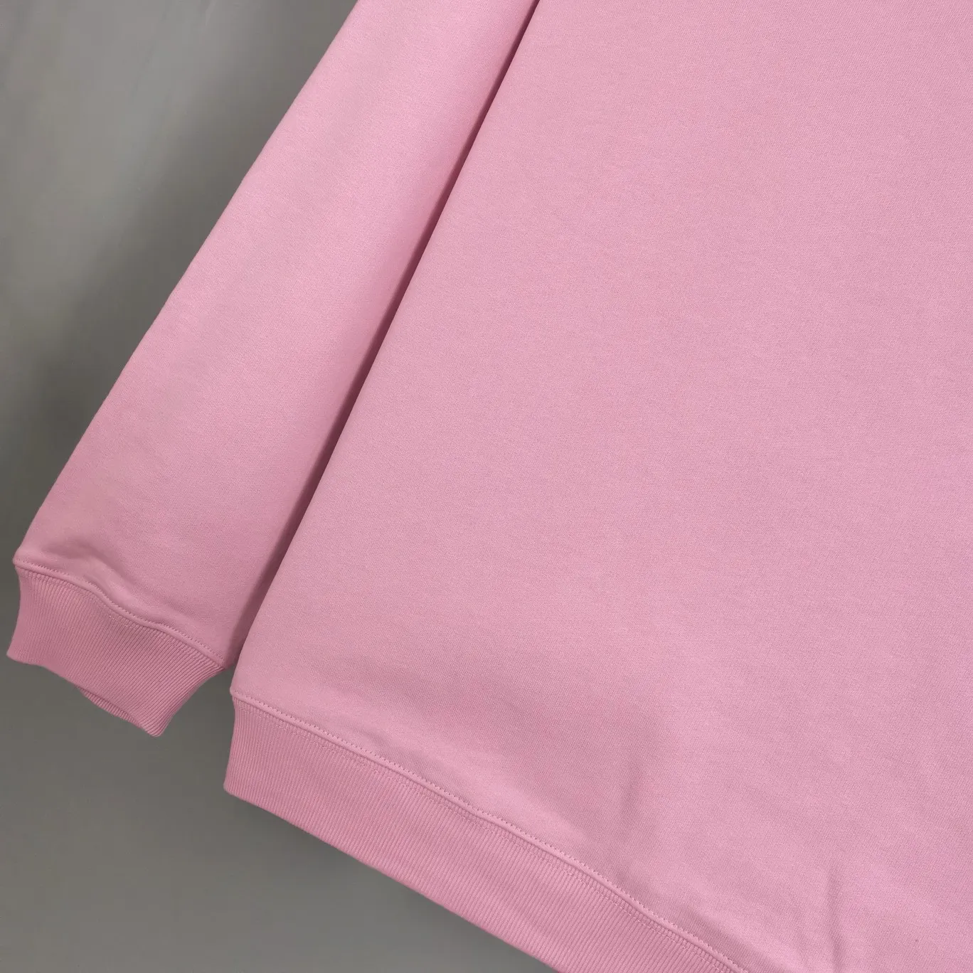 [New] Top-quality Balenciaga Balenciaga 21SS new WFP World Food Agency male and female couple celebrity autumn and winter pure cotton hooded sweatshirt. The fabric is made of 480 grams of pure cotton terry material. It does not pill and feels very good. It has been printed and dressed up dozens of times to achieve a 1:1 effect. All imported slurries are used. Proportional foaming powder is added to the slurry to foam at high temperatures. The printing convex effect is very good, and the powder does not fall off and does not break. The front and rear panels are washable and environmentally friendly. The entire printing process takes a long time. The hem and cuffs are all customized threads. There is no error in dyeing in the same vat. The workmanship is perfect. The accessories are all customized. This year’s hot trend in the market. Many Internet celebrities have tops. Very trendy. The same OverSzie version for men and women. Color: black, pink, Klein blue, white. Size: XS-L P:450