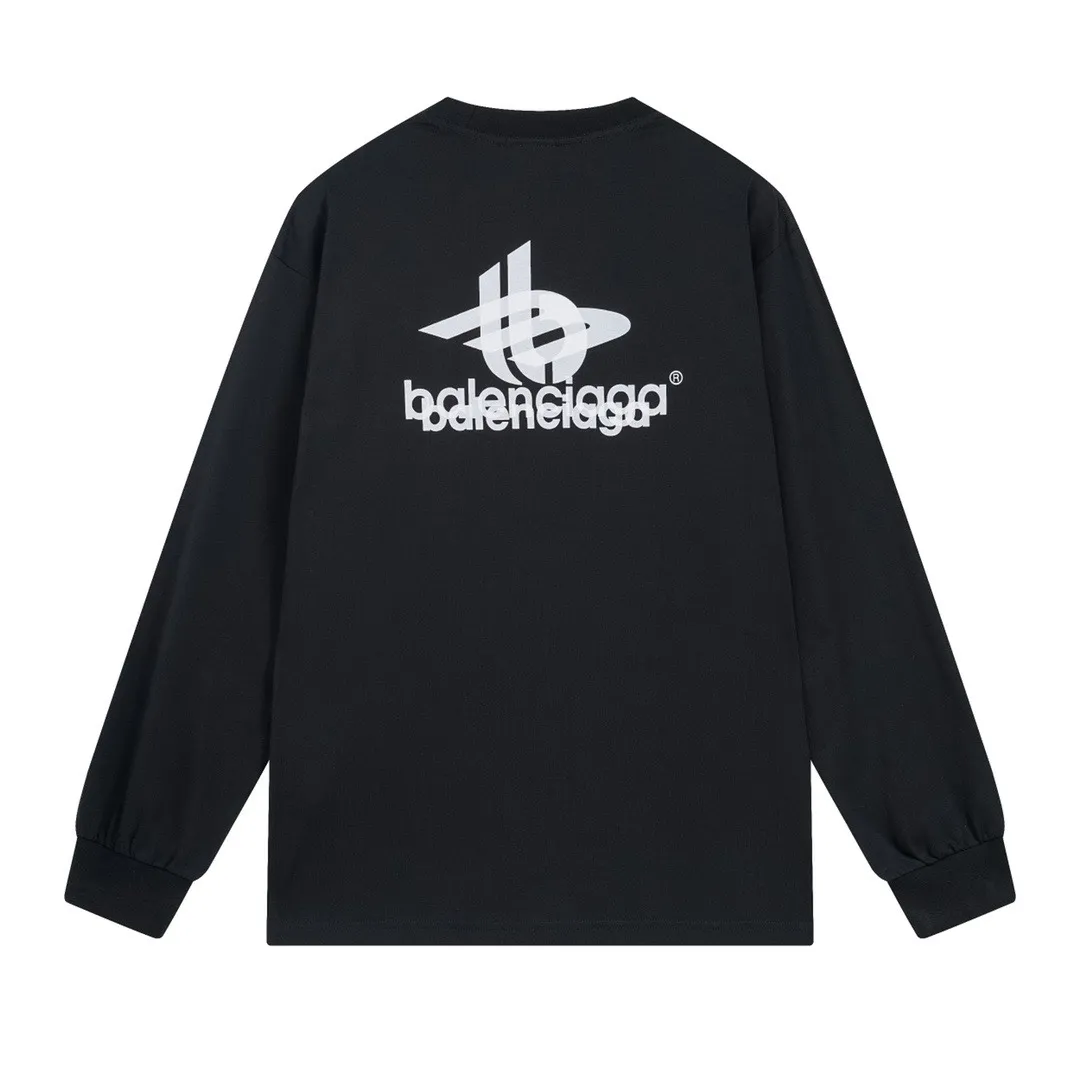 🅿️210 photos [Top version. Official website quality] BALENCI*GA/Paris. 2024 new style. Phantom double LOGO classic pattern printed long-sleeved T-shirt. Brick cabinet synchronization. Genuine product developed at the first time, happy to print and compare! The fabric is made of Paris ZP custom-woven and dyed cotton with double yarns and compact cotton. The weight is 260 grams. The cloth surface is clean. The cloth pattern is clear, soft and comfortable. The threads are dyed with no color difference. The classic printing is made of environmentally friendly imported materials, with LOGO phantom effect, clear letters and three-dimensional effect. Restore the brick cabinet. Ready-made clothes are washed and distressed, different market currency, welcome to compare, the version adopts OS loose shoulder version. Same style for men and women Coding: BL225029 Color: black, white Size: XS S M L