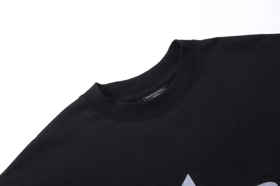 🅿️210 photos [Top version. Official website quality] BALENCI*GA/Paris. 2024 new style. Phantom double LOGO classic pattern printed long-sleeved T-shirt. Brick cabinet synchronization. Genuine product developed at the first time, happy to print and compare! The fabric is made of Paris ZP custom-woven and dyed cotton with double yarns and compact cotton. The weight is 260 grams. The cloth surface is clean. The cloth pattern is clear, soft and comfortable. The threads are dyed with no color difference. The classic printing is made of environmentally friendly imported materials, with LOGO phantom effect, clear letters and three-dimensional effect. Restore the brick cabinet. Ready-made clothes are washed and distressed, different market currency, welcome to compare, the version adopts OS loose shoulder version. Same style for men and women Coding: BL225029 Color: black, white Size: XS S M L