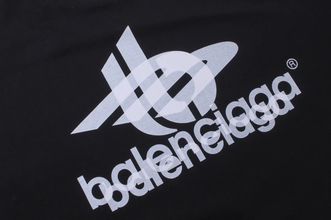 🅿️210 photos [Top version. Official website quality] BALENCI*GA/Paris. 2024 new style. Phantom double LOGO classic pattern printed long-sleeved T-shirt. Brick cabinet synchronization. Genuine product developed at the first time, happy to print and compare! The fabric is made of Paris ZP custom-woven and dyed cotton with double yarns and compact cotton. The weight is 260 grams. The cloth surface is clean. The cloth pattern is clear, soft and comfortable. The threads are dyed with no color difference. The classic printing is made of environmentally friendly imported materials, with LOGO phantom effect, clear letters and three-dimensional effect. Restore the brick cabinet. Ready-made clothes are washed and distressed, different market currency, welcome to compare, the version adopts OS loose shoulder version. Same style for men and women Coding: BL225029 Color: black, white Size: XS S M L