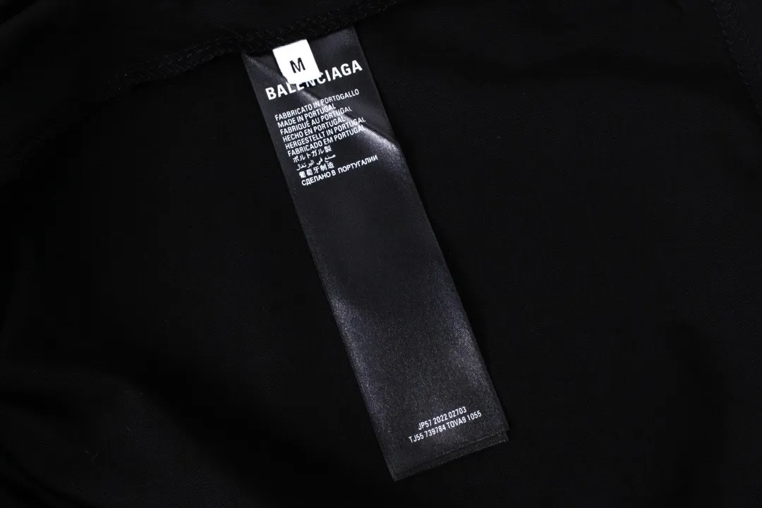 🅿️210 photos [Top version. Official website quality] BALENCI*GA/Paris. 2024 new style. Phantom double LOGO classic pattern printed long-sleeved T-shirt. Brick cabinet synchronization. Genuine product developed at the first time, happy to print and compare! The fabric is made of Paris ZP custom-woven and dyed cotton with double yarns and compact cotton. The weight is 260 grams. The cloth surface is clean. The cloth pattern is clear, soft and comfortable. The threads are dyed with no color difference. The classic printing is made of environmentally friendly imported materials, with LOGO phantom effect, clear letters and three-dimensional effect. Restore the brick cabinet. Ready-made clothes are washed and distressed, different market currency, welcome to compare, the version adopts OS loose shoulder version. Same style for men and women Coding: BL225029 Color: black, white Size: XS S M L