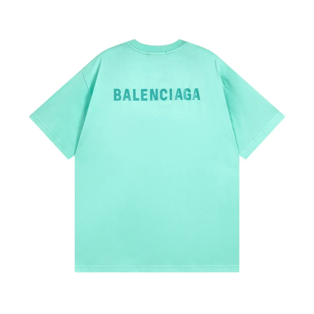 🅿️166 Detailed picture [Top version. Official website quality] BALENCI*GA/Paris#Classic style. Classic letter embroidered short-sleeved T-shirt on the front and back #brick cabinet synchronization.                       The fabric is made of Paris ZP custom-woven and dyed cotton double yarn, weighing 260 grams. The cloth surface is clean. The cloth pattern is clear, soft and comfortable. The threads are dyed with no color difference. The classic letters are embroidered with an imported embroidery machine. The letters are clear and the effect is three-dimensional, restoring the brick cabinet. The version adopts the OS loose shoulder style. The same style for men and women. Coding: BL223023 Color: Earthy brown. Peacock blue. Light green Size: XS to L