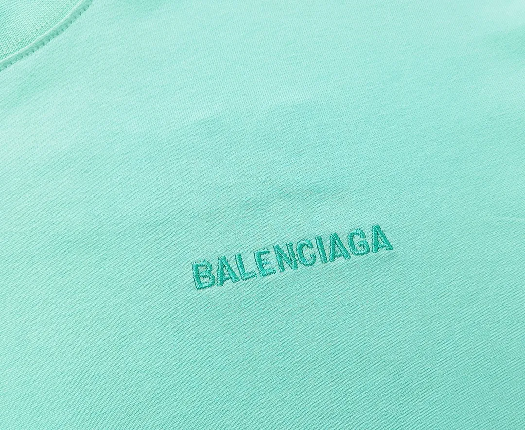 🅿️166 Detailed picture [Top version. Official website quality] BALENCI*GA/Paris#Classic style. Classic letter embroidered short-sleeved T-shirt on the front and back #brick cabinet synchronization.                       The fabric is made of Paris ZP custom-woven and dyed cotton double yarn, weighing 260 grams. The cloth surface is clean. The cloth pattern is clear, soft and comfortable. The threads are dyed with no color difference. The classic letters are embroidered with an imported embroidery machine. The letters are clear and the effect is three-dimensional, restoring the brick cabinet. The version adopts the OS loose shoulder style. The same style for men and women. Coding: BL223023 Color: Earthy brown. Peacock blue. Light green Size: XS to L