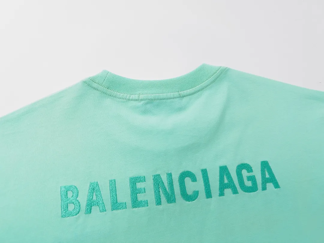 🅿️166 Detailed picture [Top version. Official website quality] BALENCI*GA/Paris#Classic style. Classic letter embroidered short-sleeved T-shirt on the front and back #brick cabinet synchronization.                       The fabric is made of Paris ZP custom-woven and dyed cotton double yarn, weighing 260 grams. The cloth surface is clean. The cloth pattern is clear, soft and comfortable. The threads are dyed with no color difference. The classic letters are embroidered with an imported embroidery machine. The letters are clear and the effect is three-dimensional, restoring the brick cabinet. The version adopts the OS loose shoulder style. The same style for men and women. Coding: BL223023 Color: Earthy brown. Peacock blue. Light green Size: XS to L