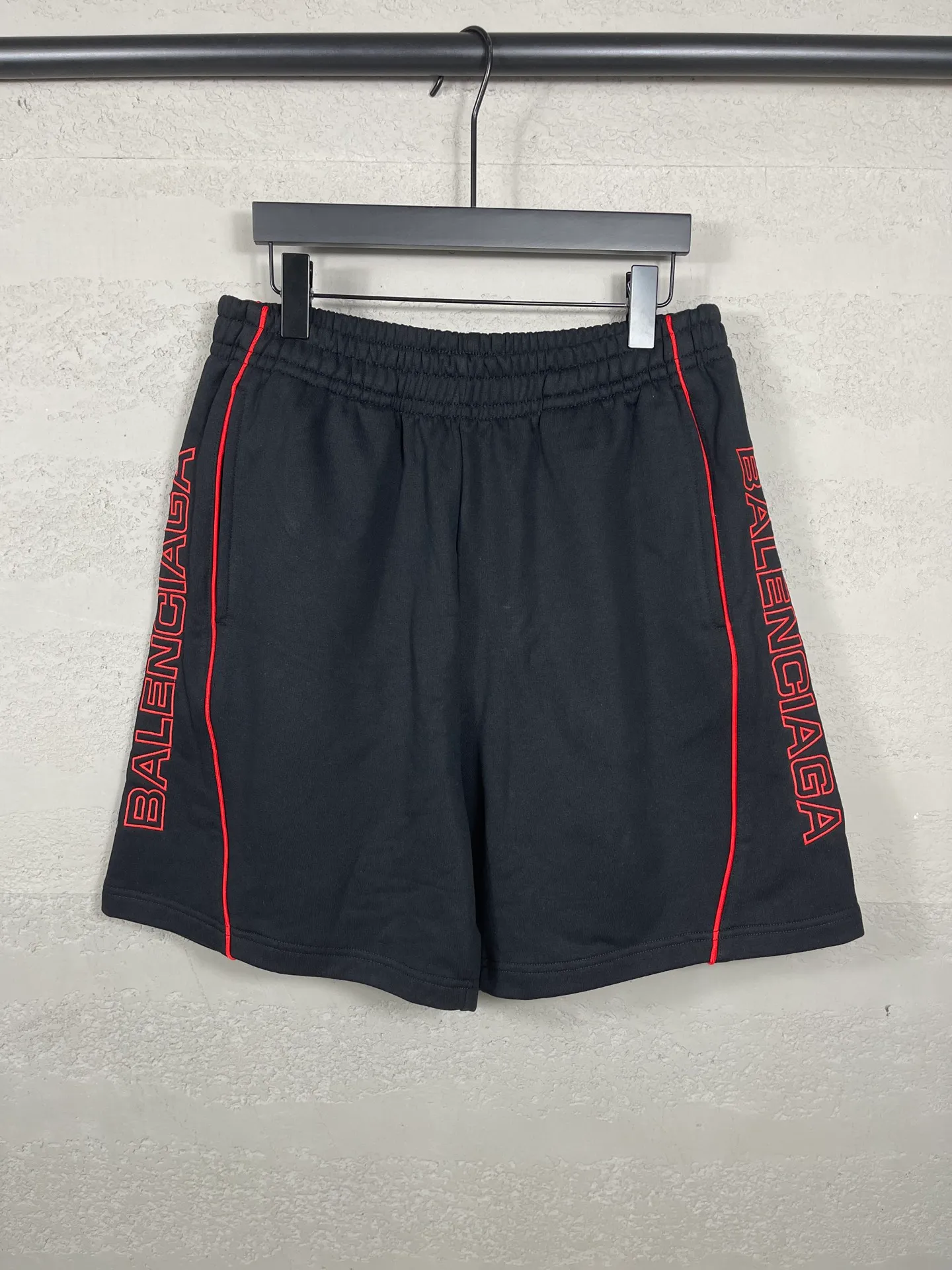 🅿️230 real shots [Top version. Official website quality] BALENCI*GA/Paris. 2025 new model. Paris lettering embroidered left and right side bone splicing rope shorts. Brick cabinet synchronization. Genuine development at the first time, happy to print and compare! The fabric is made of Paris ZP custom-woven and dyed 100% cotton terry sweatshirt. The weight is 460 grams. The cloth surface is clean. The cloth pattern is clear and the hand feels soft and comfortable. The embroidery uses an imported Tajima embroidery machine. The letters are clear and the effect is three-dimensional. The version adopts a loose version. Same style for men and women. Code: BL257008 Color: Black Size: XS S M L