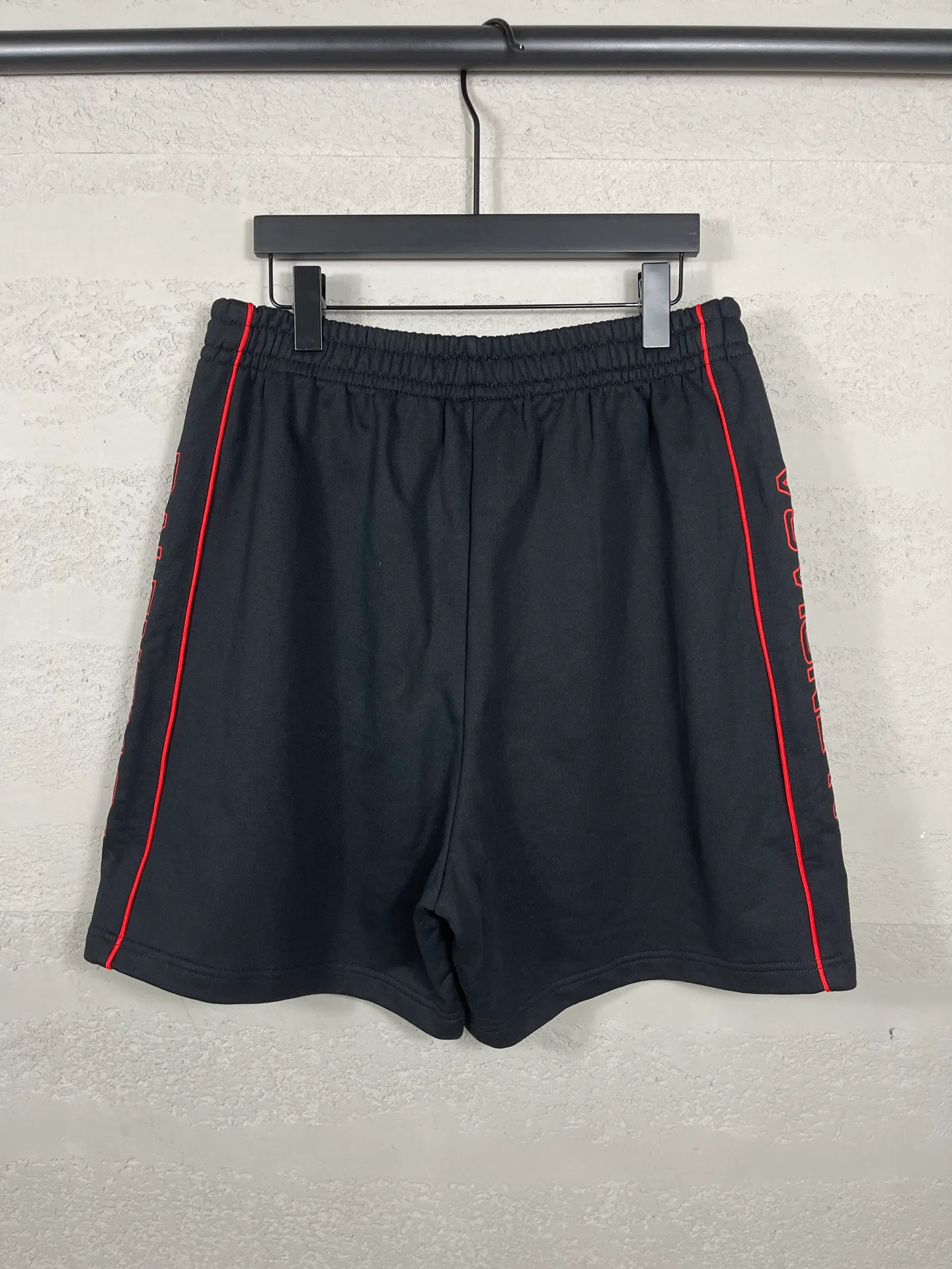 🅿️230 real shots [Top version. Official website quality] BALENCI*GA/Paris. 2025 new model. Paris lettering embroidered left and right side bone splicing rope shorts. Brick cabinet synchronization. Genuine development at the first time, happy to print and compare! The fabric is made of Paris ZP custom-woven and dyed 100% cotton terry sweatshirt. The weight is 460 grams. The cloth surface is clean. The cloth pattern is clear and the hand feels soft and comfortable. The embroidery uses an imported Tajima embroidery machine. The letters are clear and the effect is three-dimensional. The version adopts a loose version. Same style for men and women. Code: BL257008 Color: Black Size: XS S M L