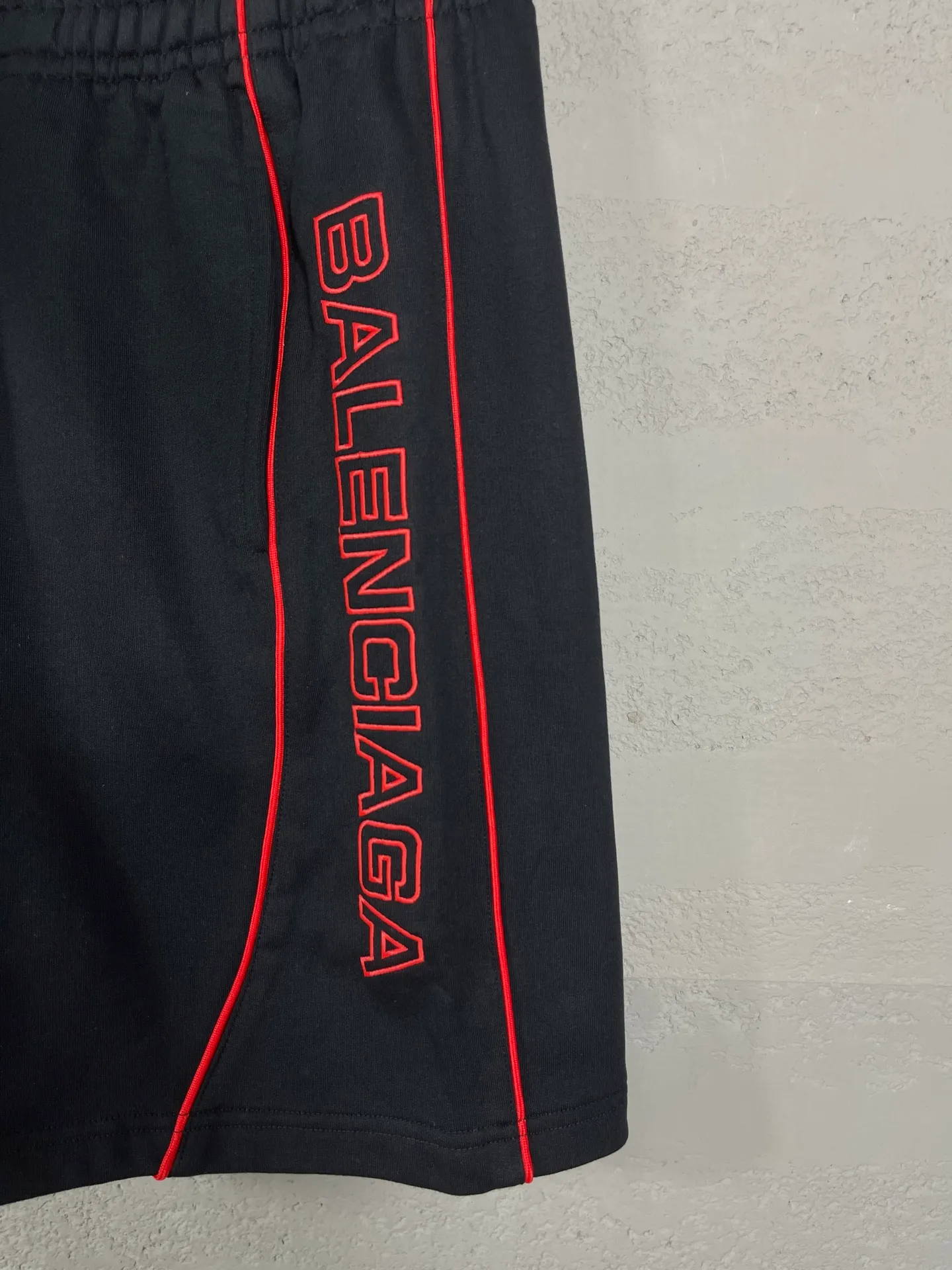 🅿️230 real shots [Top version. Official website quality] BALENCI*GA/Paris. 2025 new model. Paris lettering embroidered left and right side bone splicing rope shorts. Brick cabinet synchronization. Genuine development at the first time, happy to print and compare! The fabric is made of Paris ZP custom-woven and dyed 100% cotton terry sweatshirt. The weight is 460 grams. The cloth surface is clean. The cloth pattern is clear and the hand feels soft and comfortable. The embroidery uses an imported Tajima embroidery machine. The letters are clear and the effect is three-dimensional. The version adopts a loose version. Same style for men and women. Code: BL257008 Color: Black Size: XS S M L
