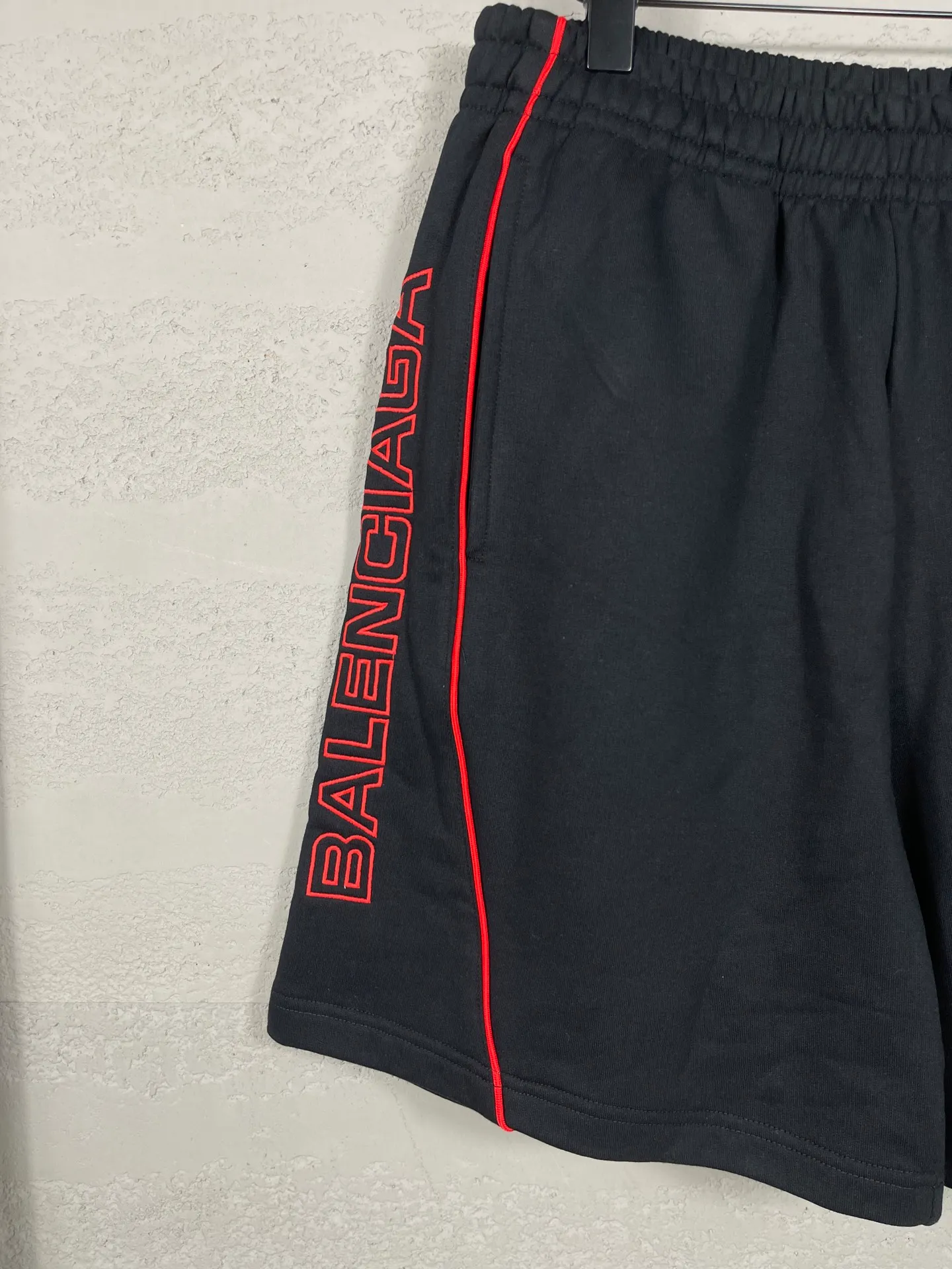 🅿️230 real shots [Top version. Official website quality] BALENCI*GA/Paris. 2025 new model. Paris lettering embroidered left and right side bone splicing rope shorts. Brick cabinet synchronization. Genuine development at the first time, happy to print and compare! The fabric is made of Paris ZP custom-woven and dyed 100% cotton terry sweatshirt. The weight is 460 grams. The cloth surface is clean. The cloth pattern is clear and the hand feels soft and comfortable. The embroidery uses an imported Tajima embroidery machine. The letters are clear and the effect is three-dimensional. The version adopts a loose version. Same style for men and women. Code: BL257008 Color: Black Size: XS S M L