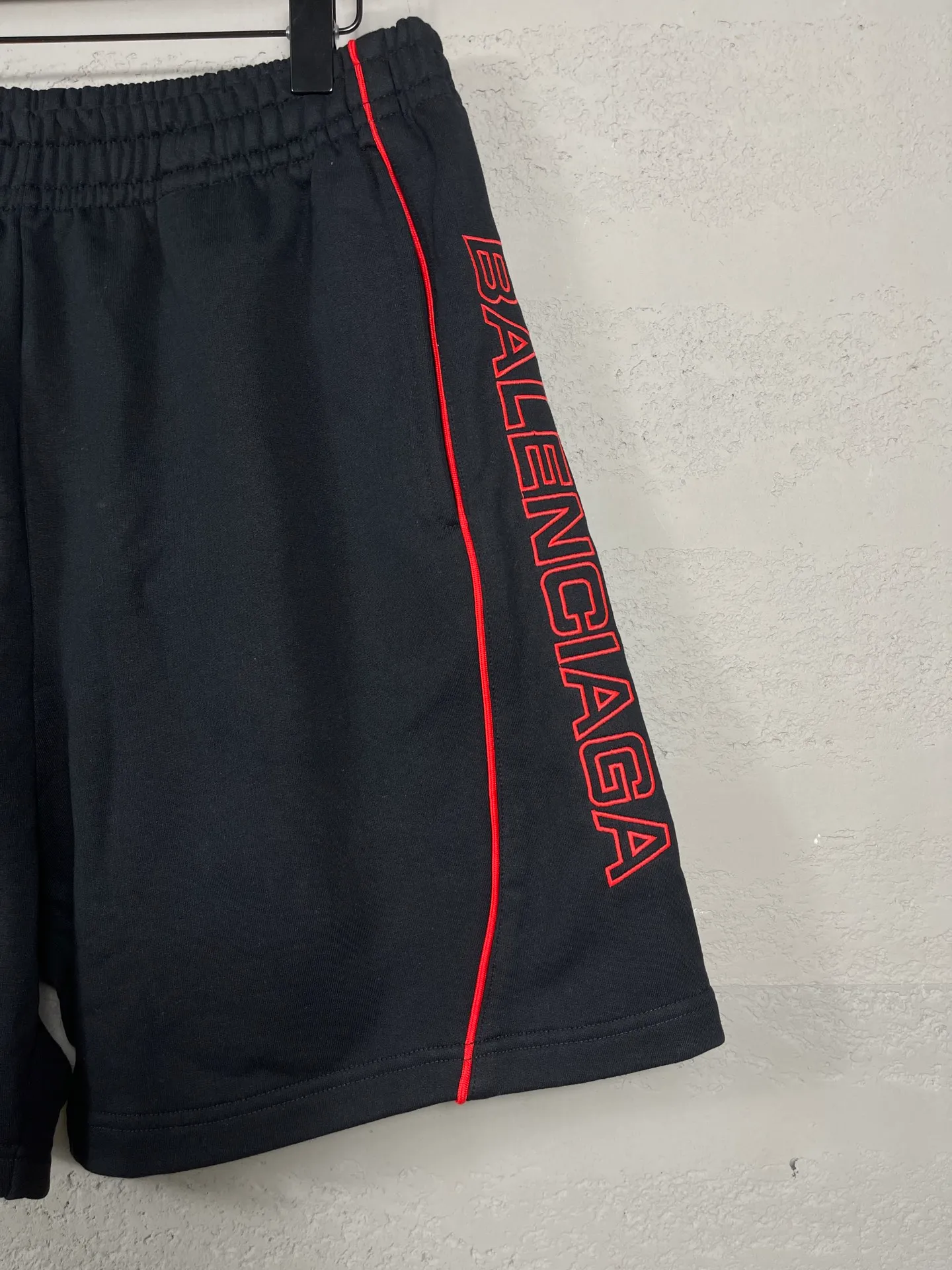 🅿️230 real shots [Top version. Official website quality] BALENCI*GA/Paris. 2025 new model. Paris lettering embroidered left and right side bone splicing rope shorts. Brick cabinet synchronization. Genuine development at the first time, happy to print and compare! The fabric is made of Paris ZP custom-woven and dyed 100% cotton terry sweatshirt. The weight is 460 grams. The cloth surface is clean. The cloth pattern is clear and the hand feels soft and comfortable. The embroidery uses an imported Tajima embroidery machine. The letters are clear and the effect is three-dimensional. The version adopts a loose version. Same style for men and women. Code: BL257008 Color: Black Size: XS S M L