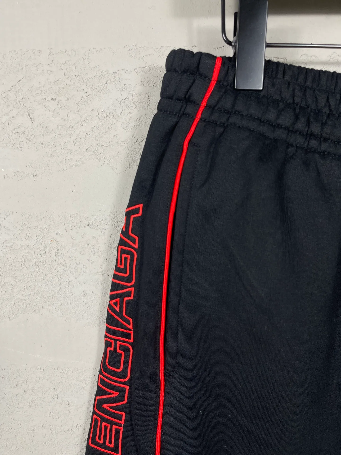 🅿️230 real shots [Top version. Official website quality] BALENCI*GA/Paris. 2025 new model. Paris lettering embroidered left and right side bone splicing rope shorts. Brick cabinet synchronization. Genuine development at the first time, happy to print and compare! The fabric is made of Paris ZP custom-woven and dyed 100% cotton terry sweatshirt. The weight is 460 grams. The cloth surface is clean. The cloth pattern is clear and the hand feels soft and comfortable. The embroidery uses an imported Tajima embroidery machine. The letters are clear and the effect is three-dimensional. The version adopts a loose version. Same style for men and women. Code: BL257008 Color: Black Size: XS S M L