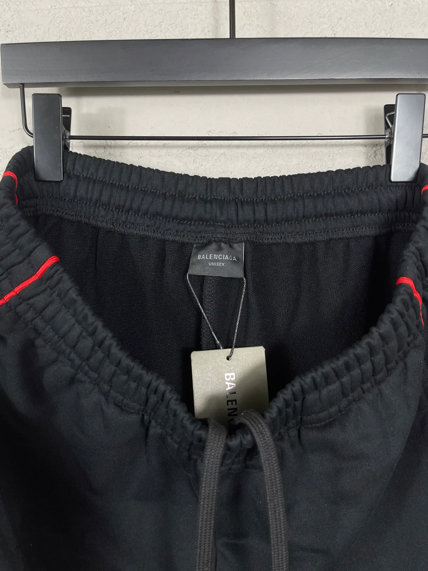 🅿️230 real shots [Top version. Official website quality] BALENCI*GA/Paris. 2025 new model. Paris lettering embroidered left and right side bone splicing rope shorts. Brick cabinet synchronization. Genuine development at the first time, happy to print and compare! The fabric is made of Paris ZP custom-woven and dyed 100% cotton terry sweatshirt. The weight is 460 grams. The cloth surface is clean. The cloth pattern is clear and the hand feels soft and comfortable. The embroidery uses an imported Tajima embroidery machine. The letters are clear and the effect is three-dimensional. The version adopts a loose version. Same style for men and women. Code: BL257008 Color: Black Size: XS S M L