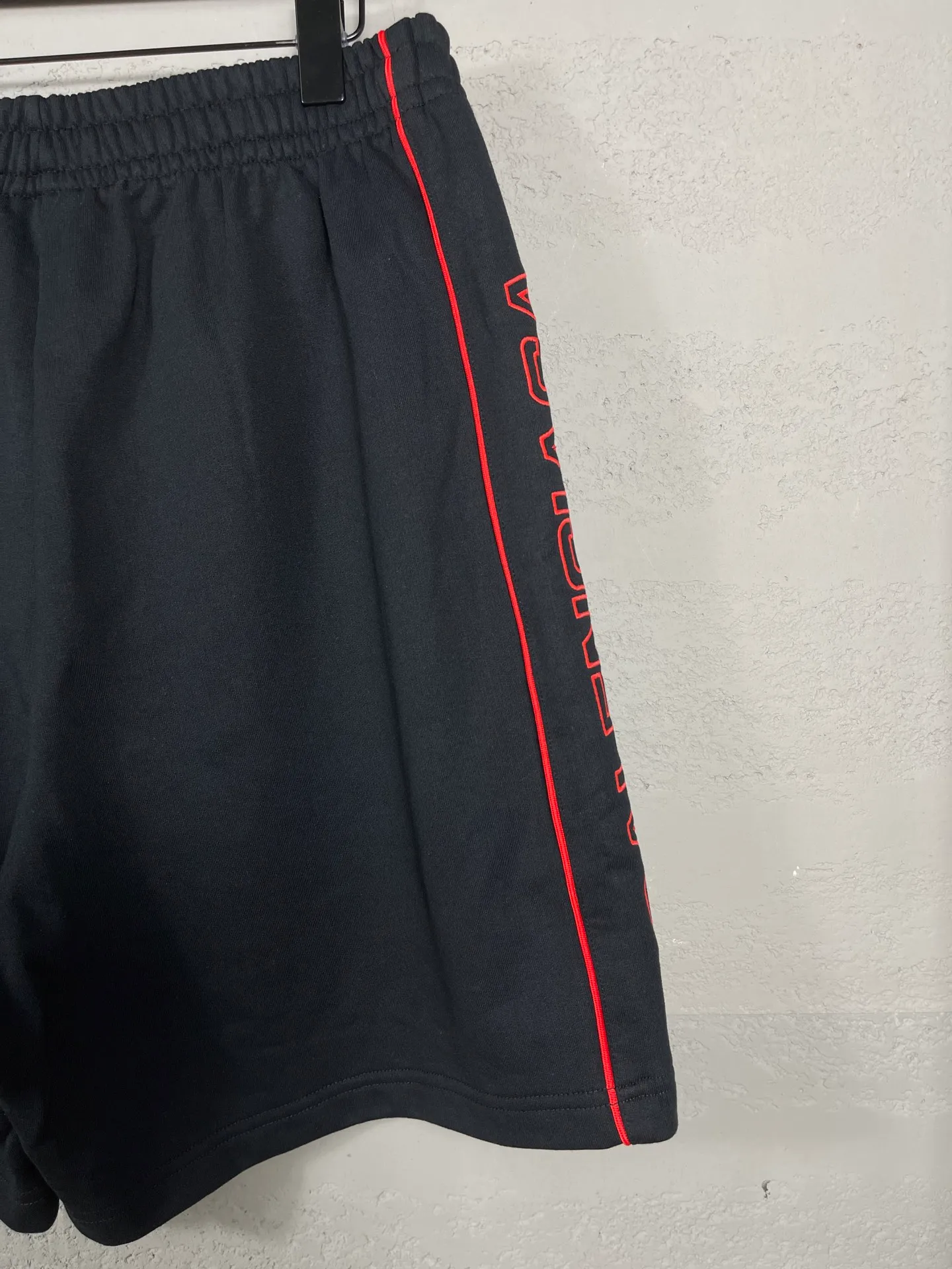 🅿️230 real shots [Top version. Official website quality] BALENCI*GA/Paris. 2025 new model. Paris lettering embroidered left and right side bone splicing rope shorts. Brick cabinet synchronization. Genuine development at the first time, happy to print and compare! The fabric is made of Paris ZP custom-woven and dyed 100% cotton terry sweatshirt. The weight is 460 grams. The cloth surface is clean. The cloth pattern is clear and the hand feels soft and comfortable. The embroidery uses an imported Tajima embroidery machine. The letters are clear and the effect is three-dimensional. The version adopts a loose version. Same style for men and women. Code: BL257008 Color: Black Size: XS S M L