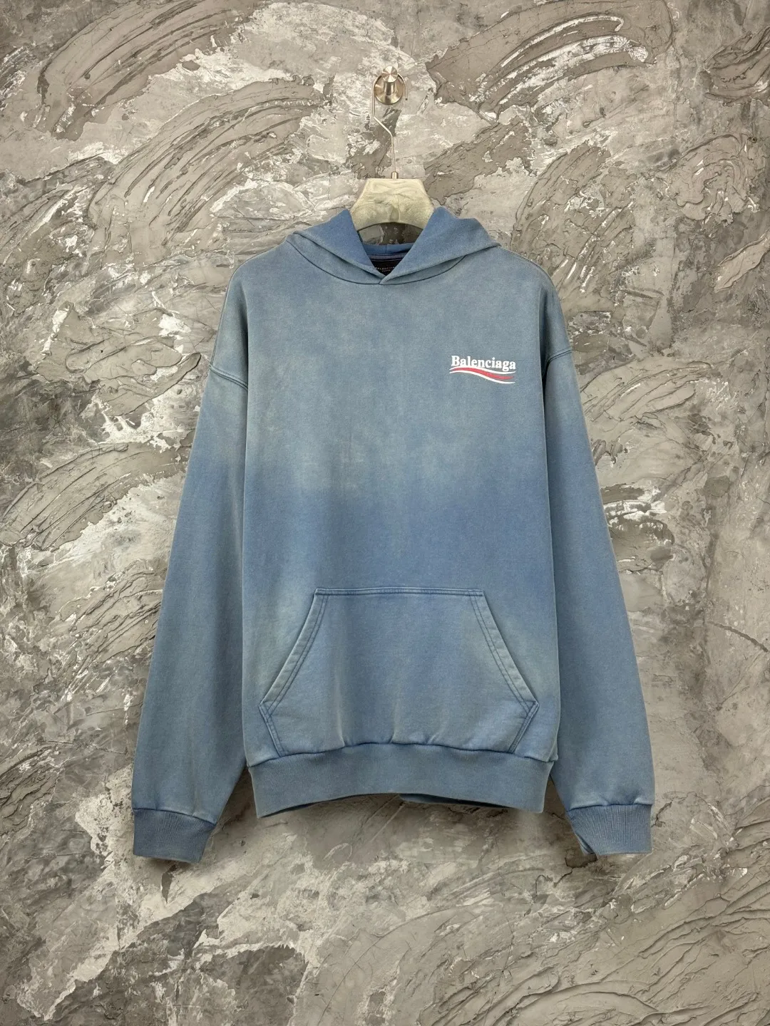 🅿️370 - BALENCI*GA Paris classic cola print split hooded long-sleeved sweatshirt. The front pattern is made of environmentally friendly imported rubber paddle split printing. The ready-to-wear is sprayed with horse wash to make it old. The letters are clear. The effect is three-dimensional. Exclusively woven and dyed 460g fabric. Threads are dyed in the same vat with zero color difference. Brick cabinet synchronization. Welcome to compare. Same style for men and women -Color: Wash purple Wash blue -SIZE: Xs S M L Style number 8968#