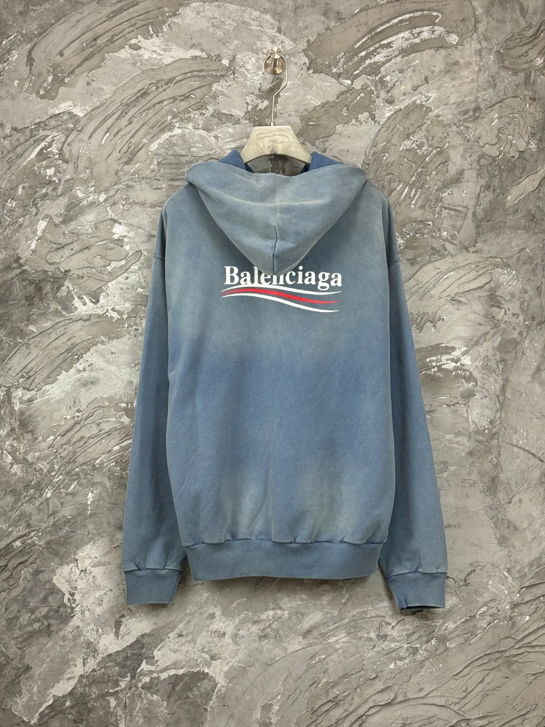 🅿️370 - BALENCI*GA Paris classic cola print split hooded long-sleeved sweatshirt. The front pattern is made of environmentally friendly imported rubber paddle split printing. The ready-to-wear is sprayed with horse wash to make it old. The letters are clear. The effect is three-dimensional. Exclusively woven and dyed 460g fabric. Threads are dyed in the same vat with zero color difference. Brick cabinet synchronization. Welcome to compare. Same style for men and women -Color: Wash purple Wash blue -SIZE: Xs S M L Style number 8968#